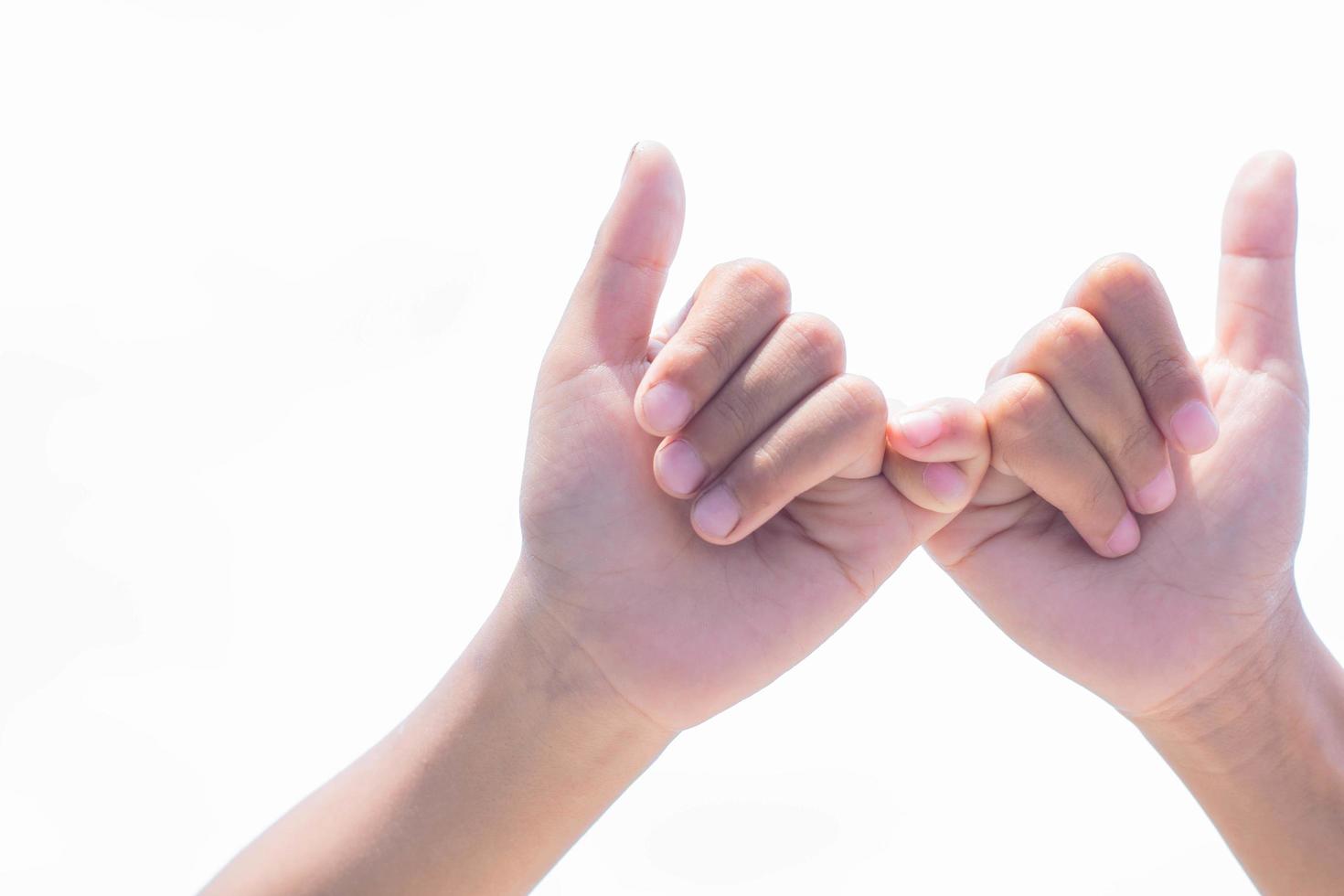 Finger Versprechen Zeichen auf weißem Hintergrund mit Beschneidungspfad foto