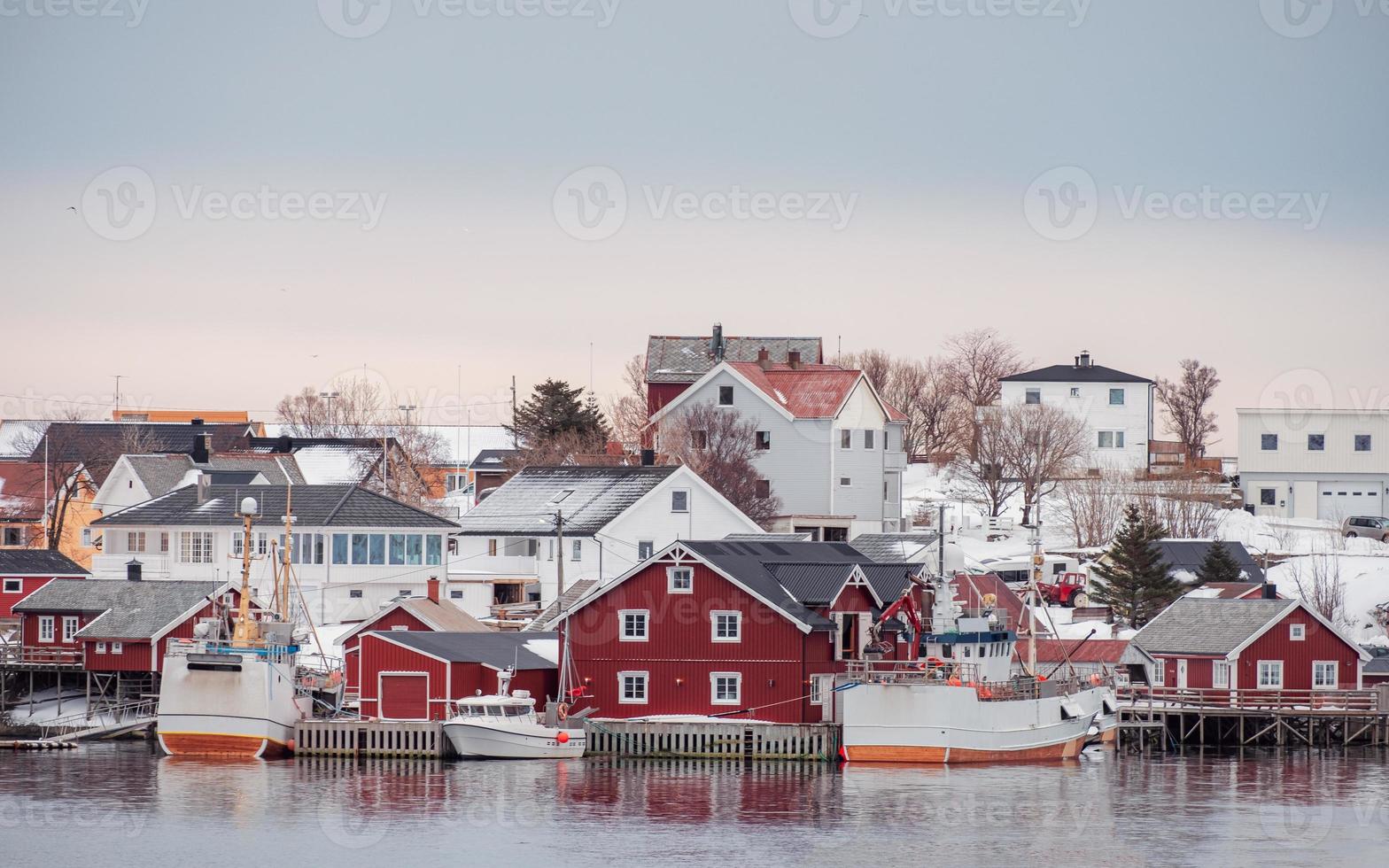 norwegisches Dorf mit Fischerboot an der Küste im Winter foto