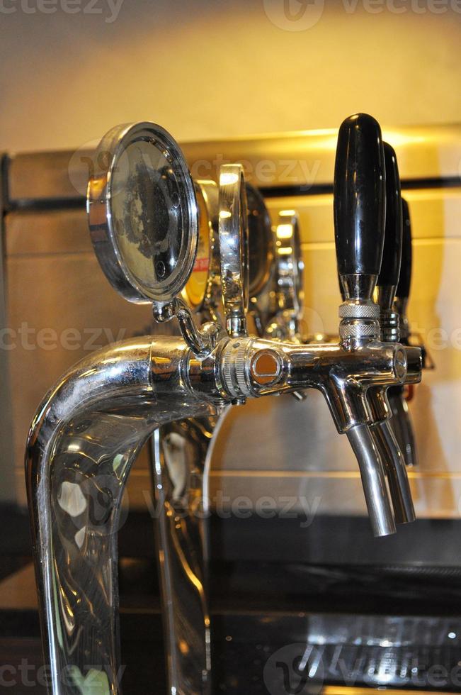 Bier vom Fass in einem lokalen Pub in England foto