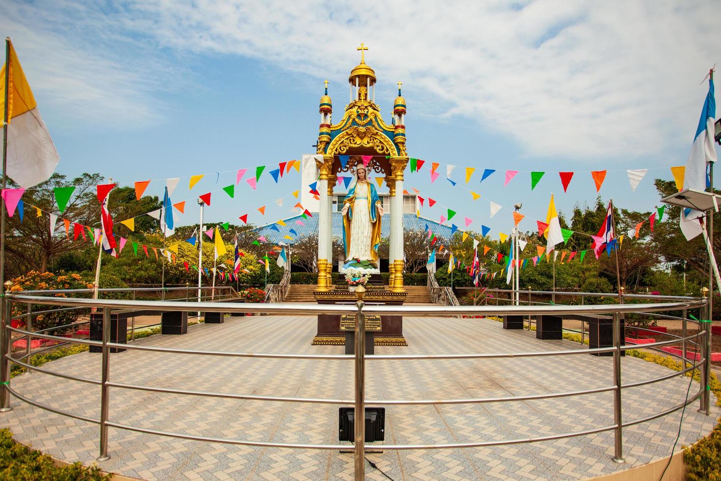 die Unbefleckte Empfängnis steht vor der Kathedrale der Unbefleckten Empfängnis auf dem Land. Provinz Nakhon Nayok, Thailand foto