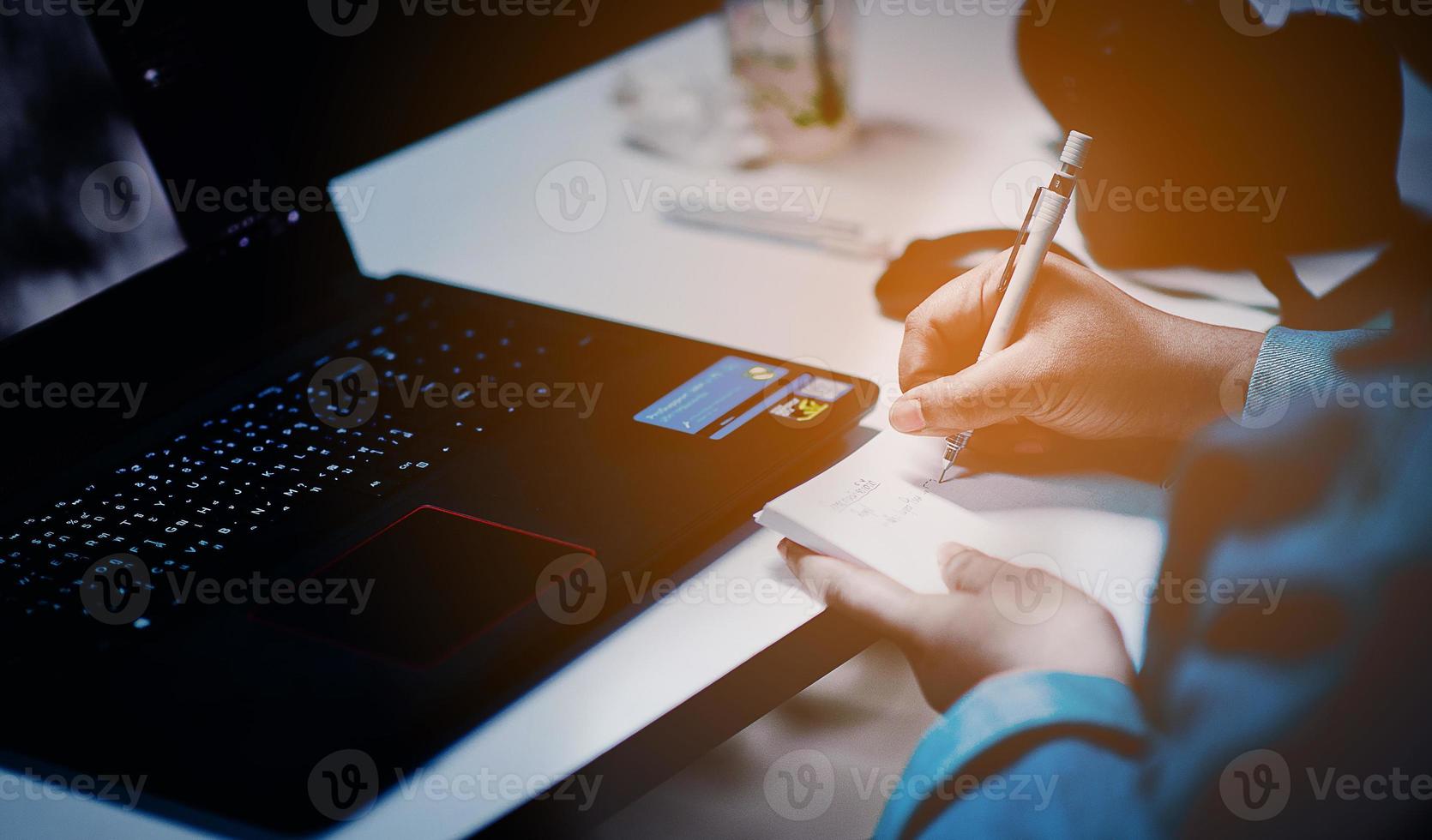 Arbeiten im Büro und Arbeitstoleranz foto