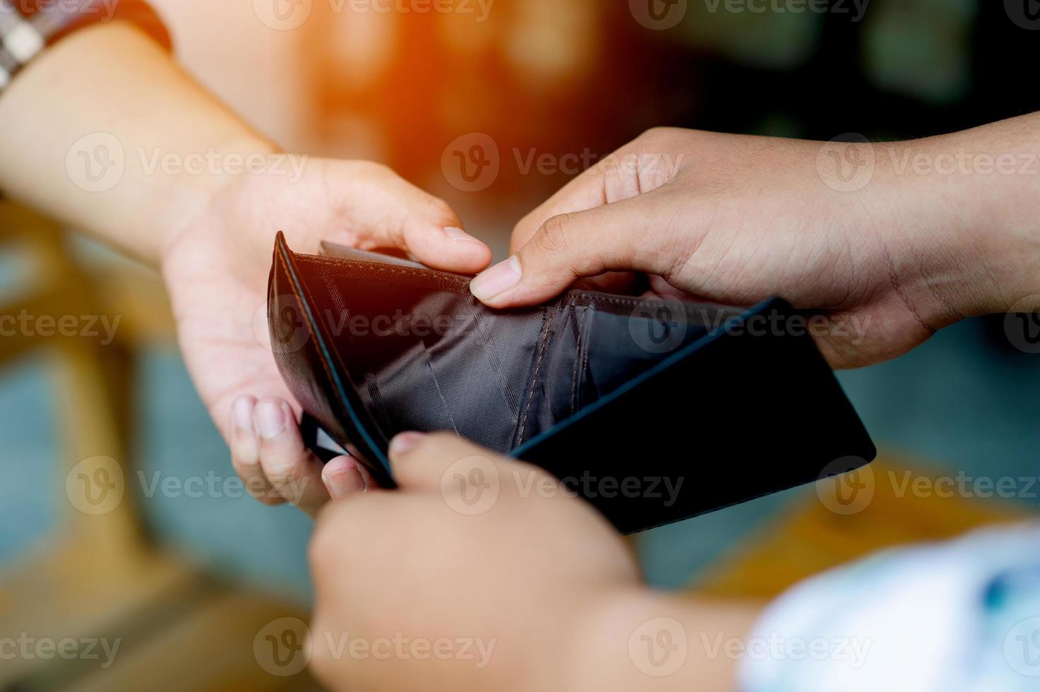 negative finanzielle Bedingungen schwerer Geldmangel. zwei Männer mit leeren Brieftaschen mit Arbeitslosigkeit. negative finanzielle Bedingungen foto