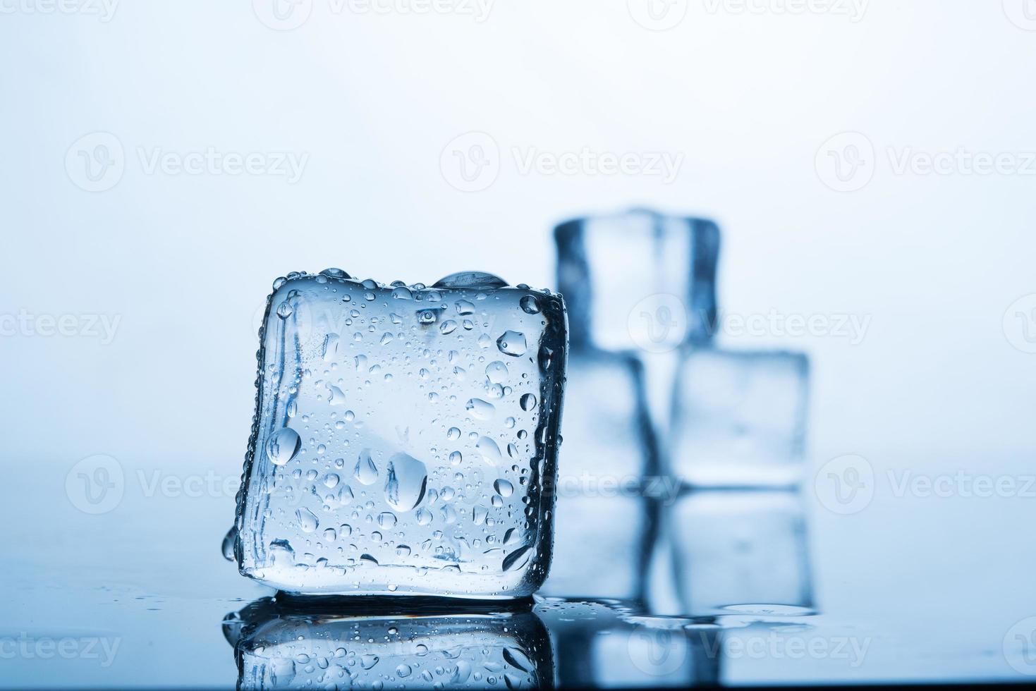 eiskaltes eiskaltes Wasser zum Essen. foto