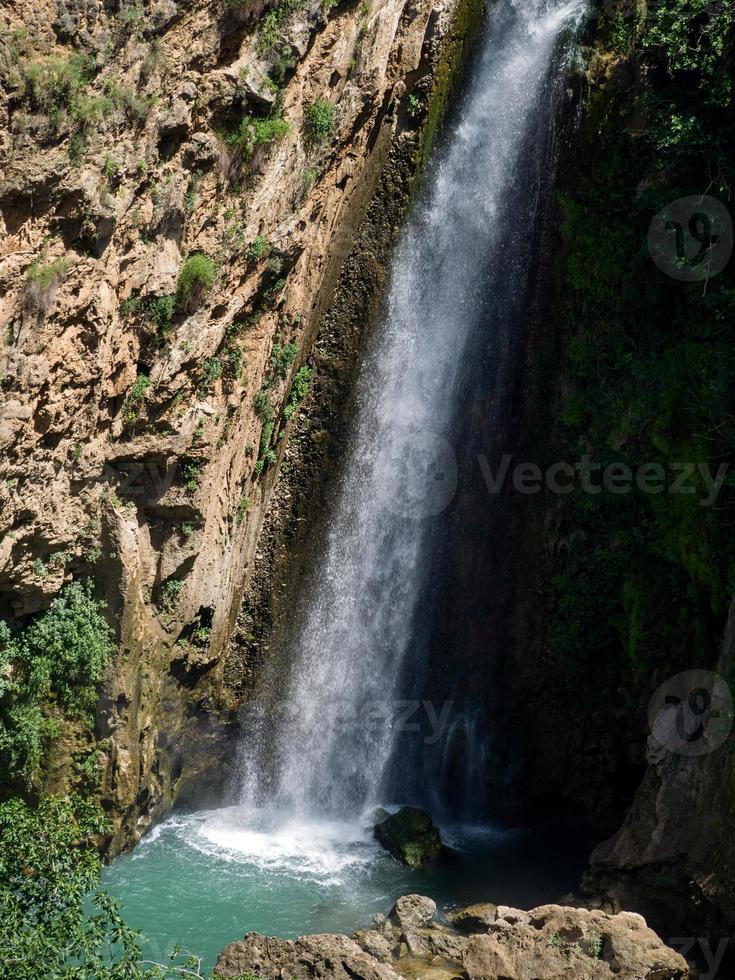 Wasserfall unterhalb der neuen Brücke von Ronda Spain foto