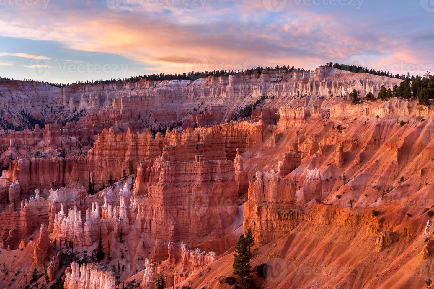 Dämmerungslicht, das den Bryce Canyon beleuchtet foto