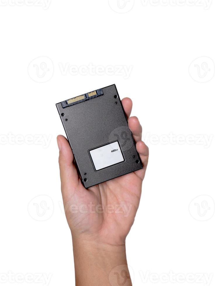 hände senden ssds, als würden sie technologie von generation zu generation weitergeben. und erhöhen Sie die Speicherkapazität, um schneller zu werden foto