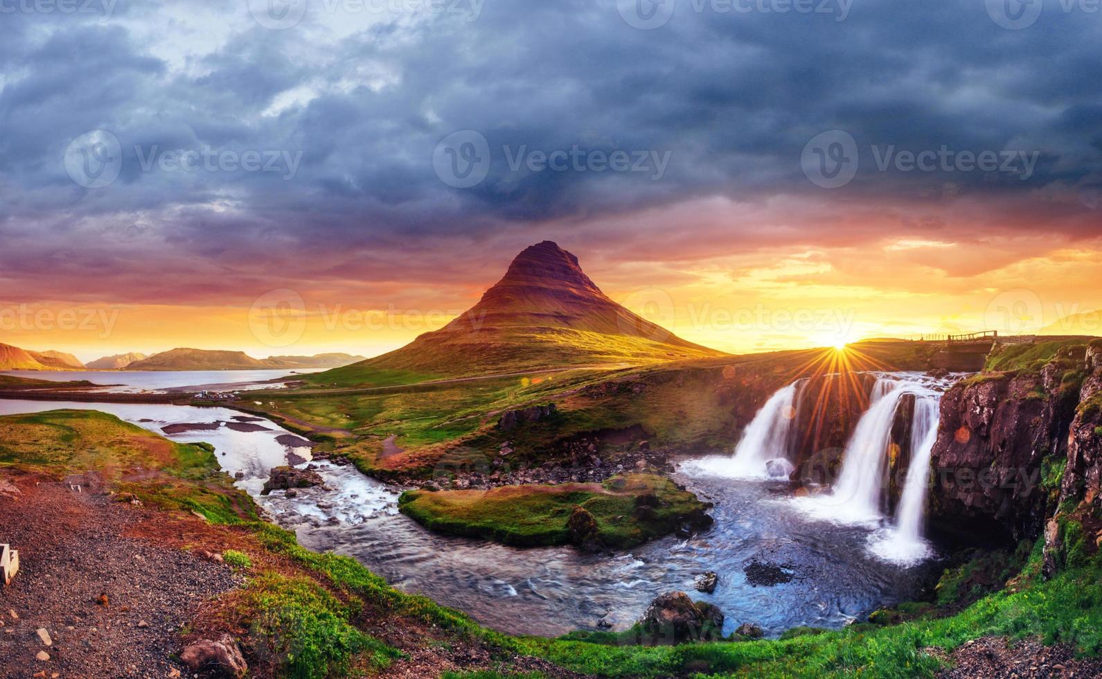 der malerische Sonnenuntergang über Landschaften und Wasserfällen. kirkjufel foto