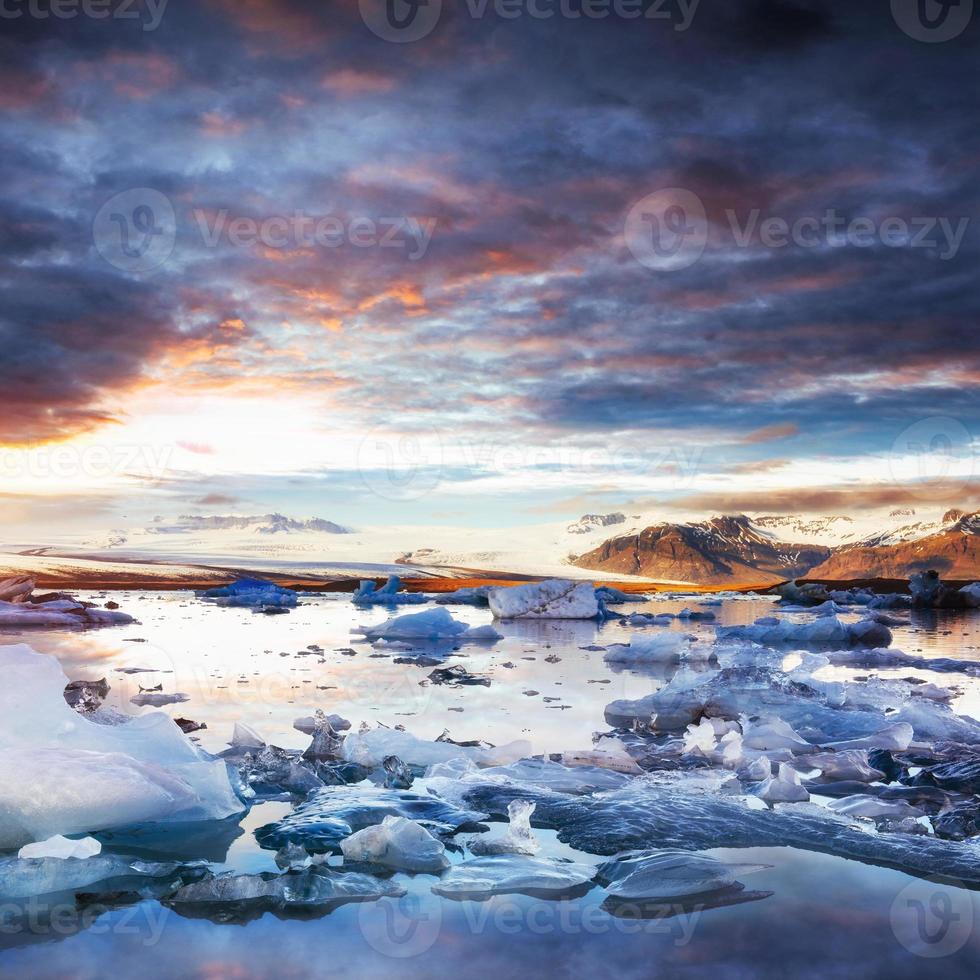 Jökulsarlon-Gletscherlagune, fantastischer Sonnenuntergang am schwarzen Strand, foto