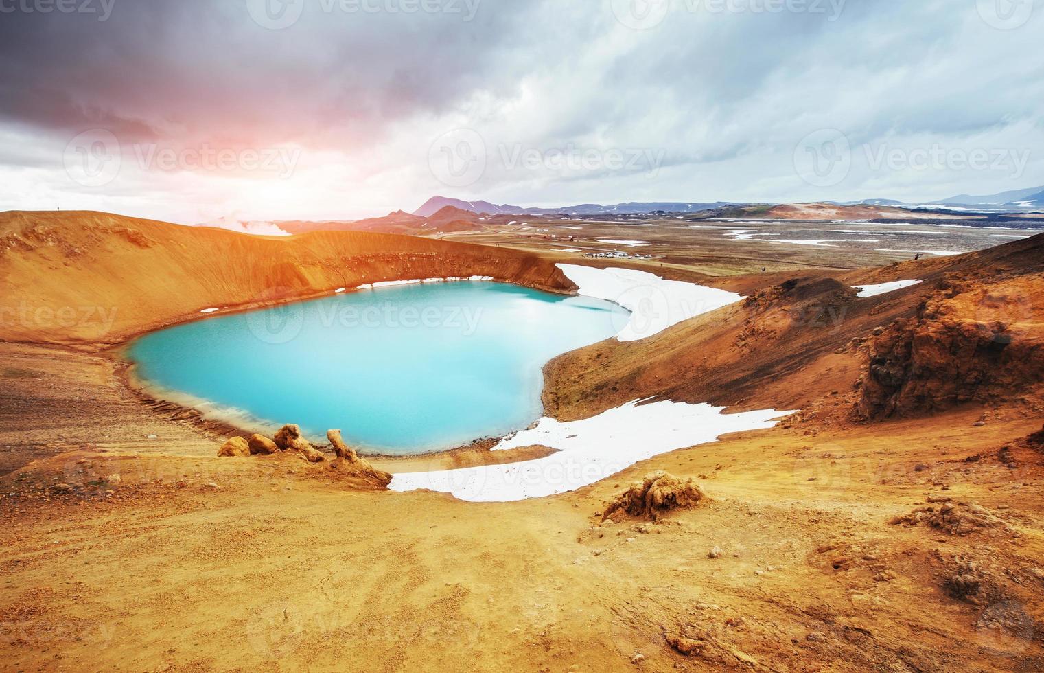 riesigen Vulkan überblickt. türkis sorgt für ein warmes geothermales wa foto