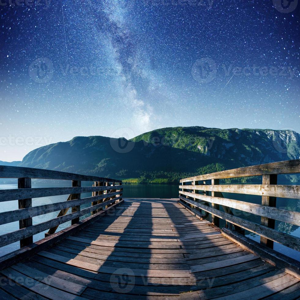 fantastischer Sternenhimmel und die Milchstraße über dem Berg foto