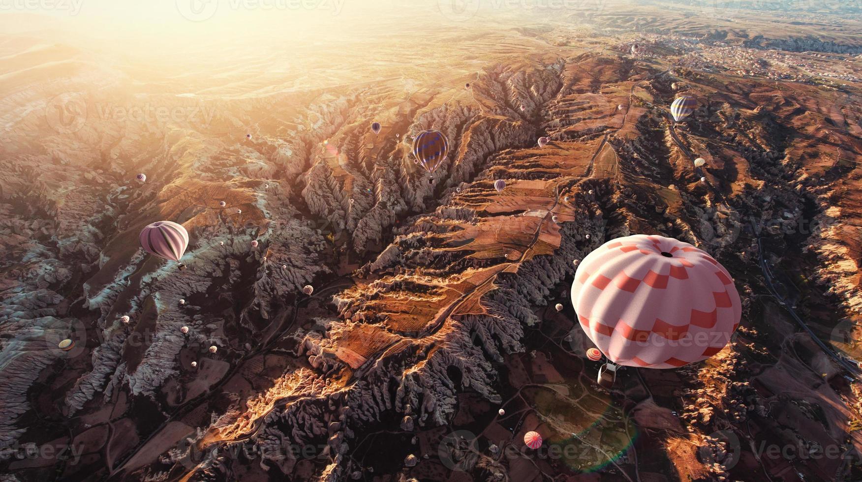 heißluftballon, der über felslandschaft in der türkei fliegt. Kappadokien foto