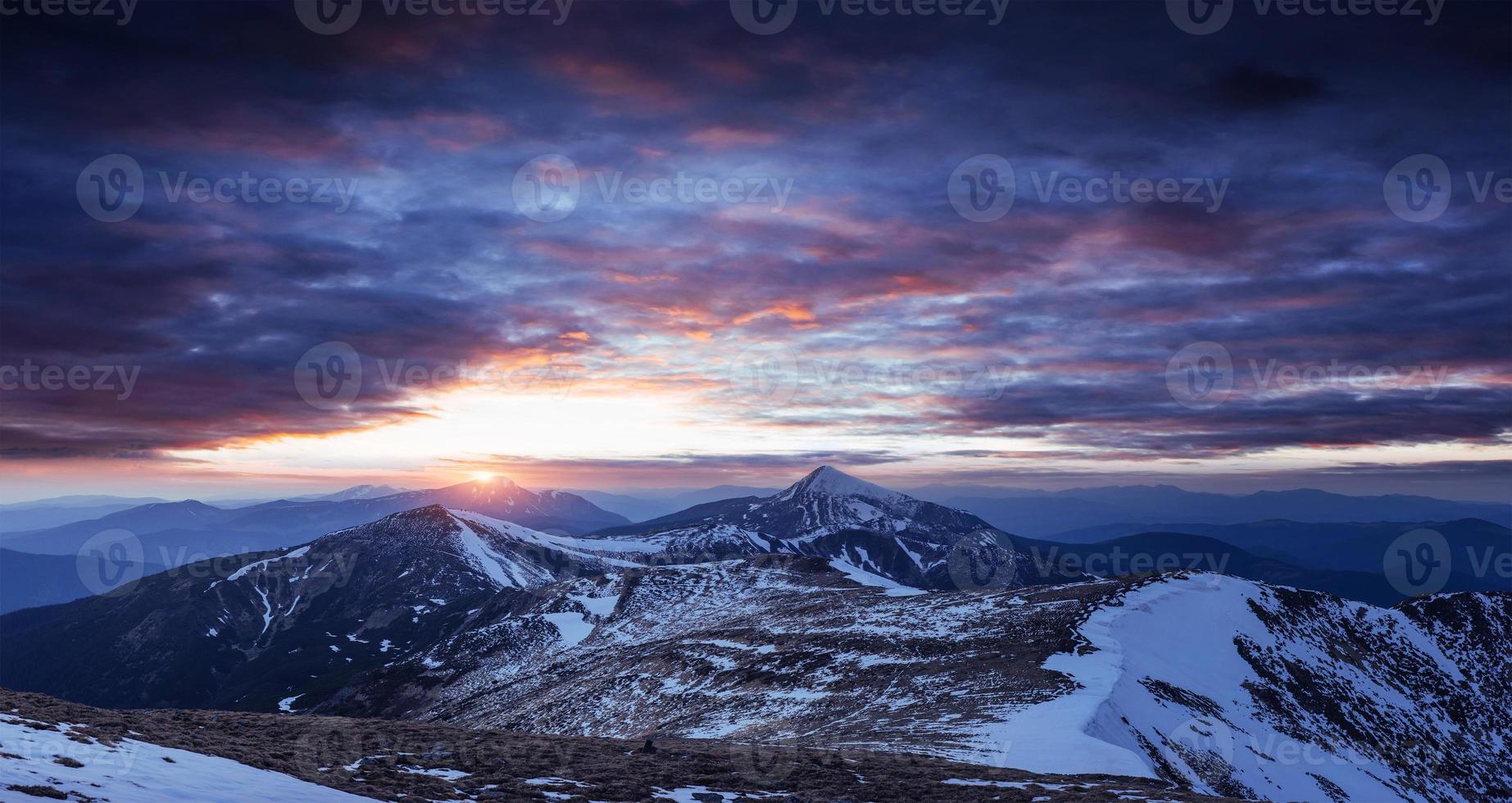 magischer winterschneebedeckter baum. Sonnenuntergang in den Karpaten. ukr foto