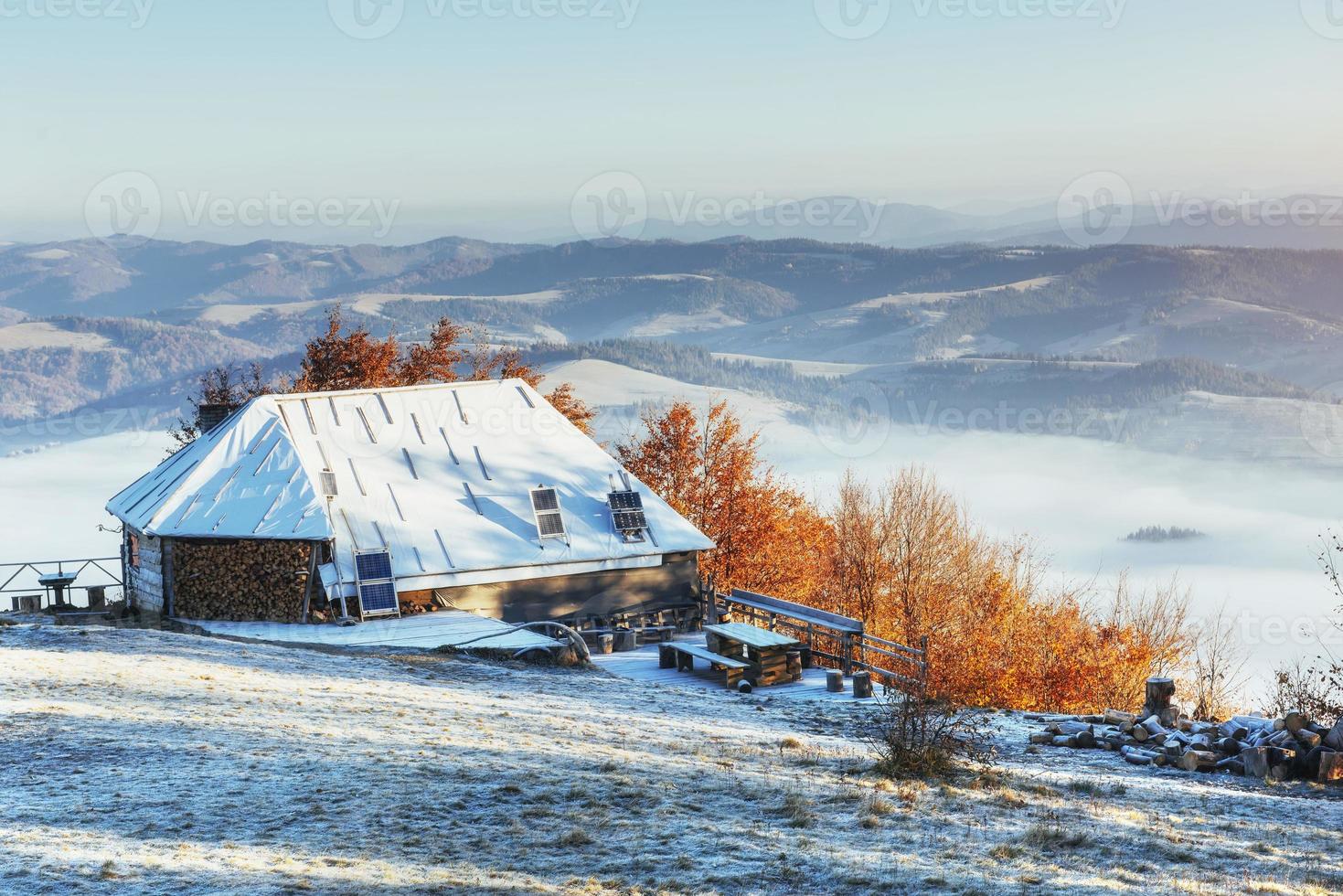 Hütte in den Bergen im Winter. geheimnisvoller Nebel. in Erwartung foto