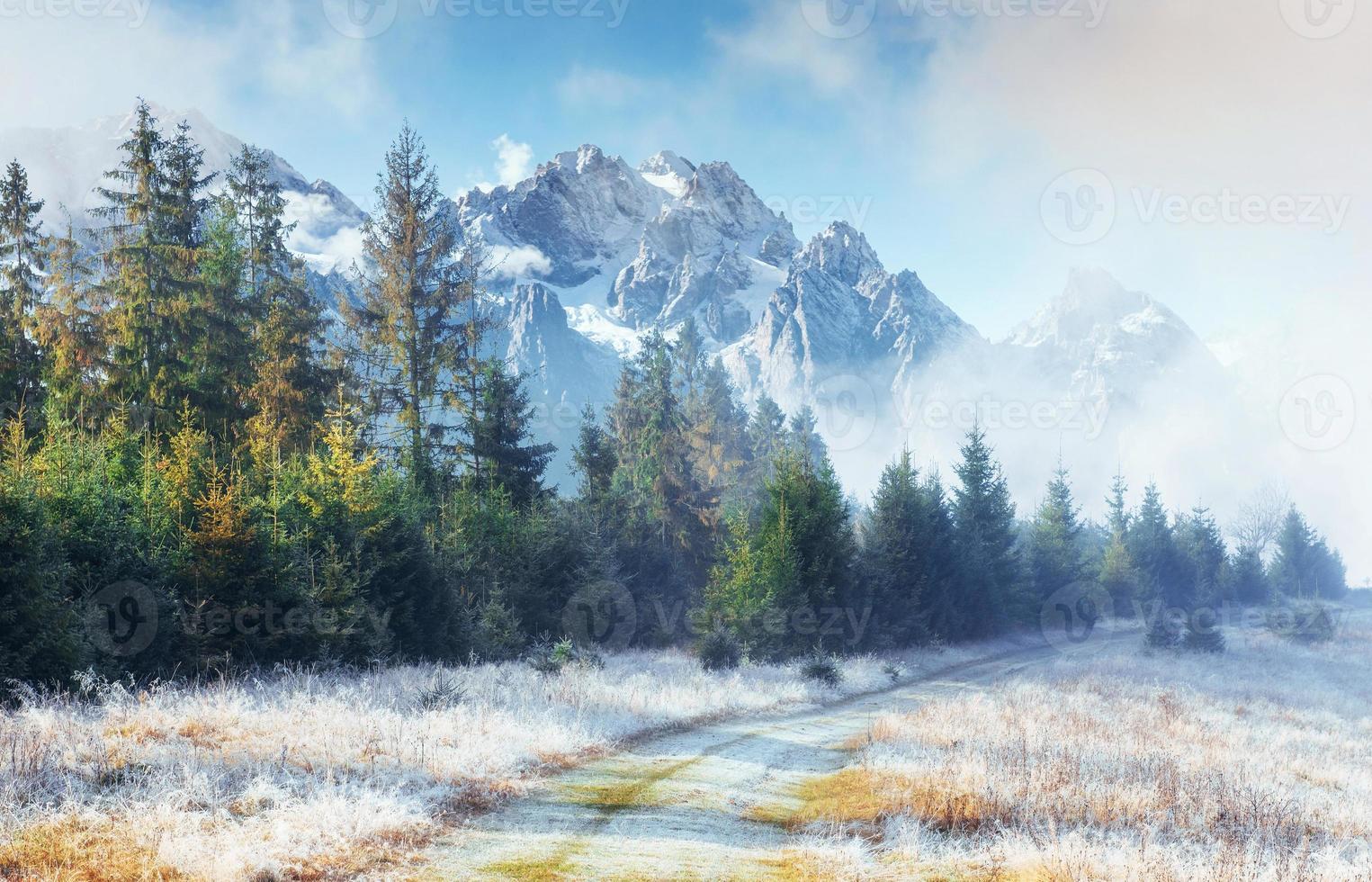 oktobergebirge in den ersten wintertagen foto