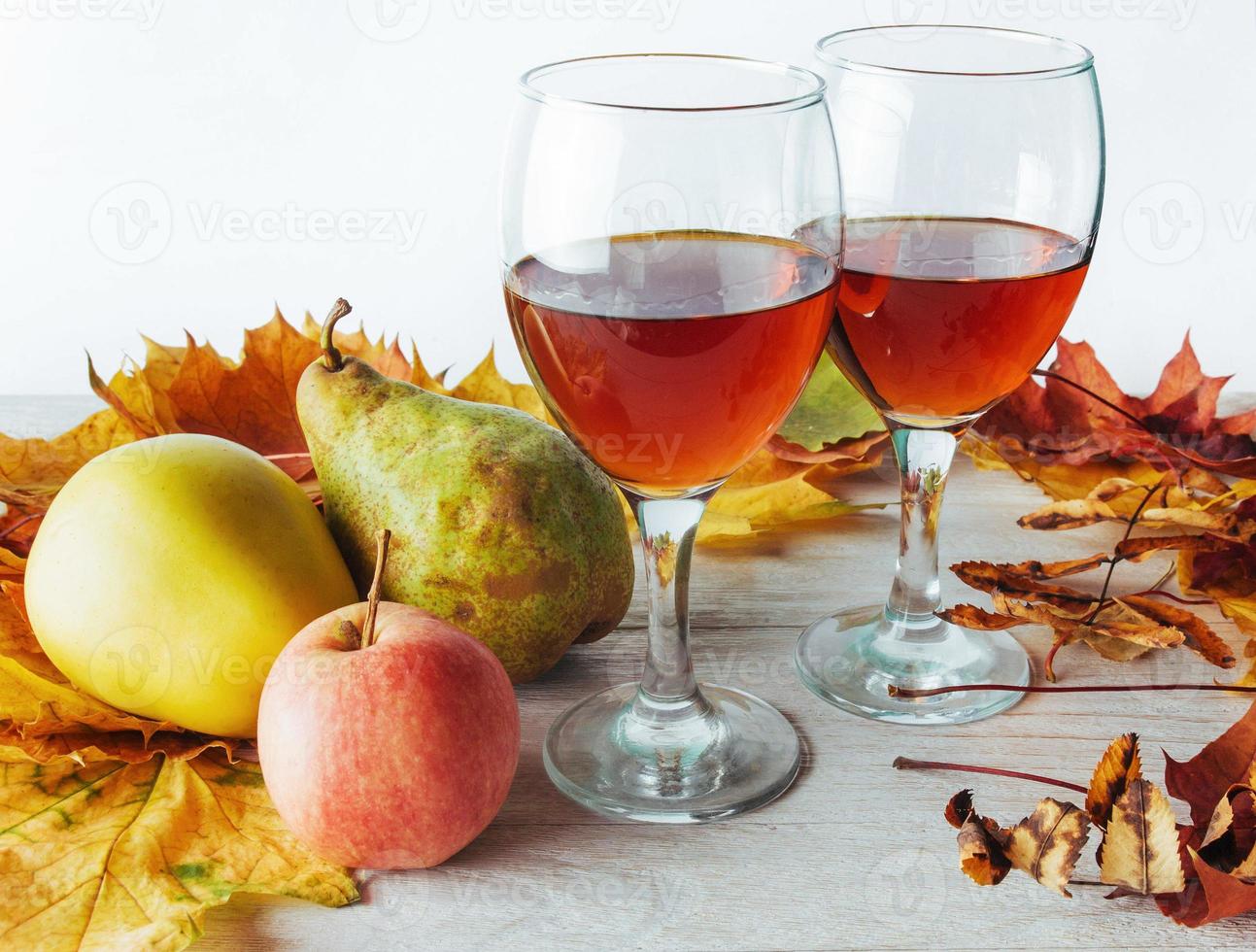 Herbststillleben. goldene Blätter Äpfel und Birnen foto