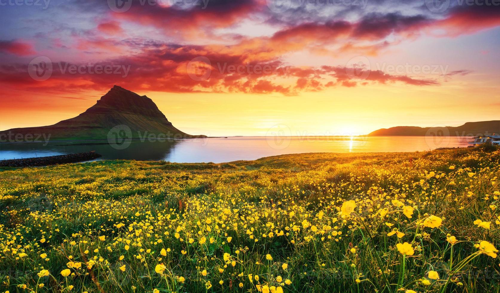 der malerische Sonnenuntergang über Landschaften und Wasserfällen. kirkjufel foto