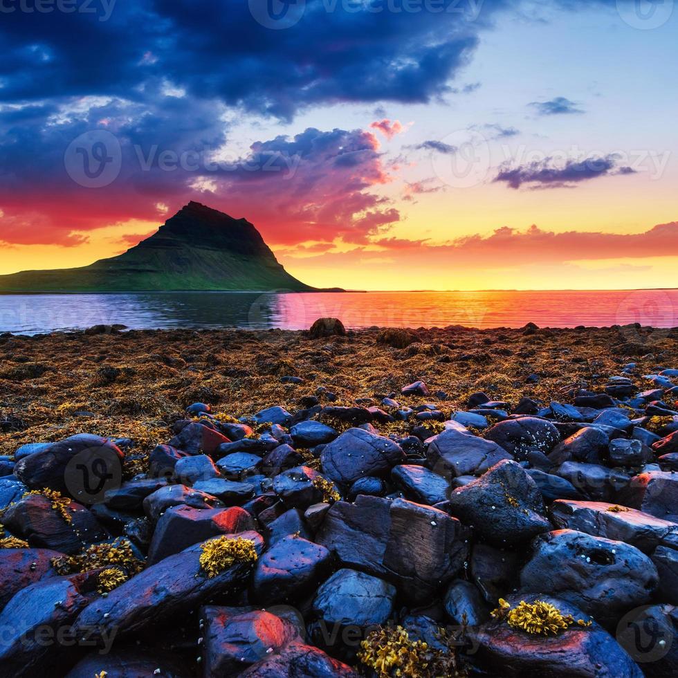 der malerische Sonnenuntergang über Landschaften und Wasserfällen. kirkjufel foto