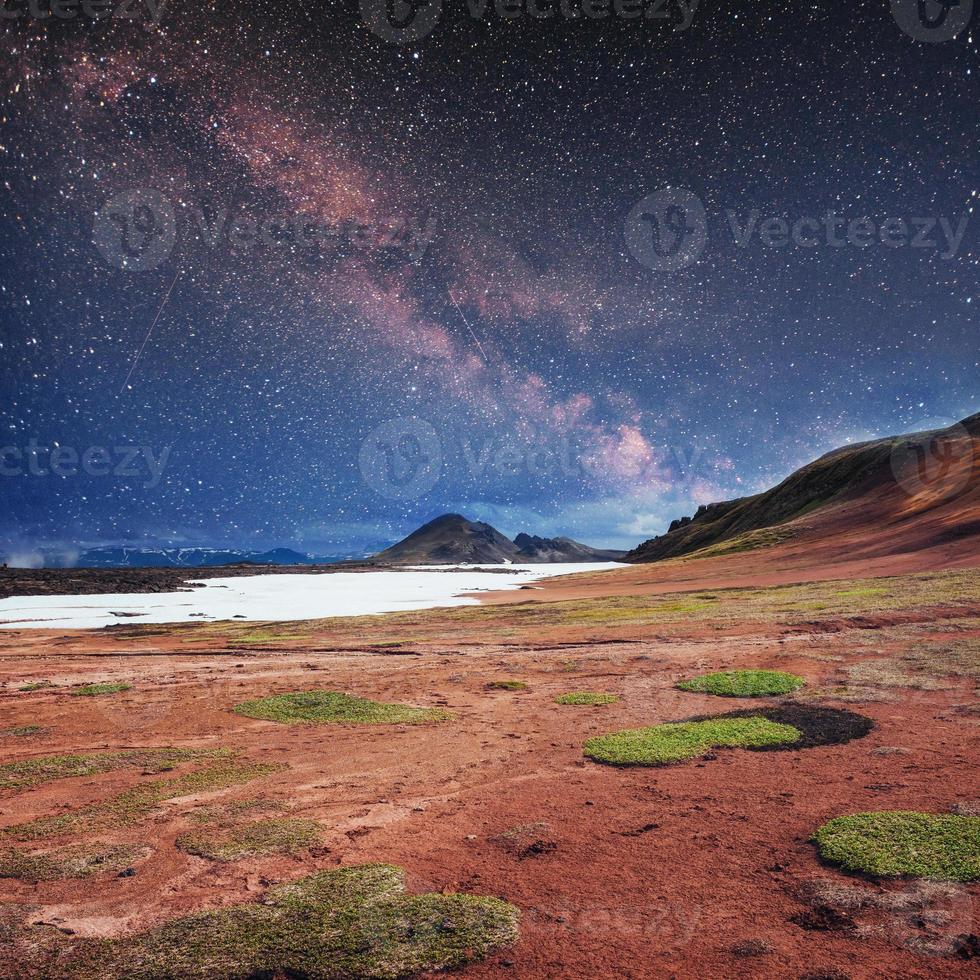 die malerischen landschaften der wälder und berge island foto