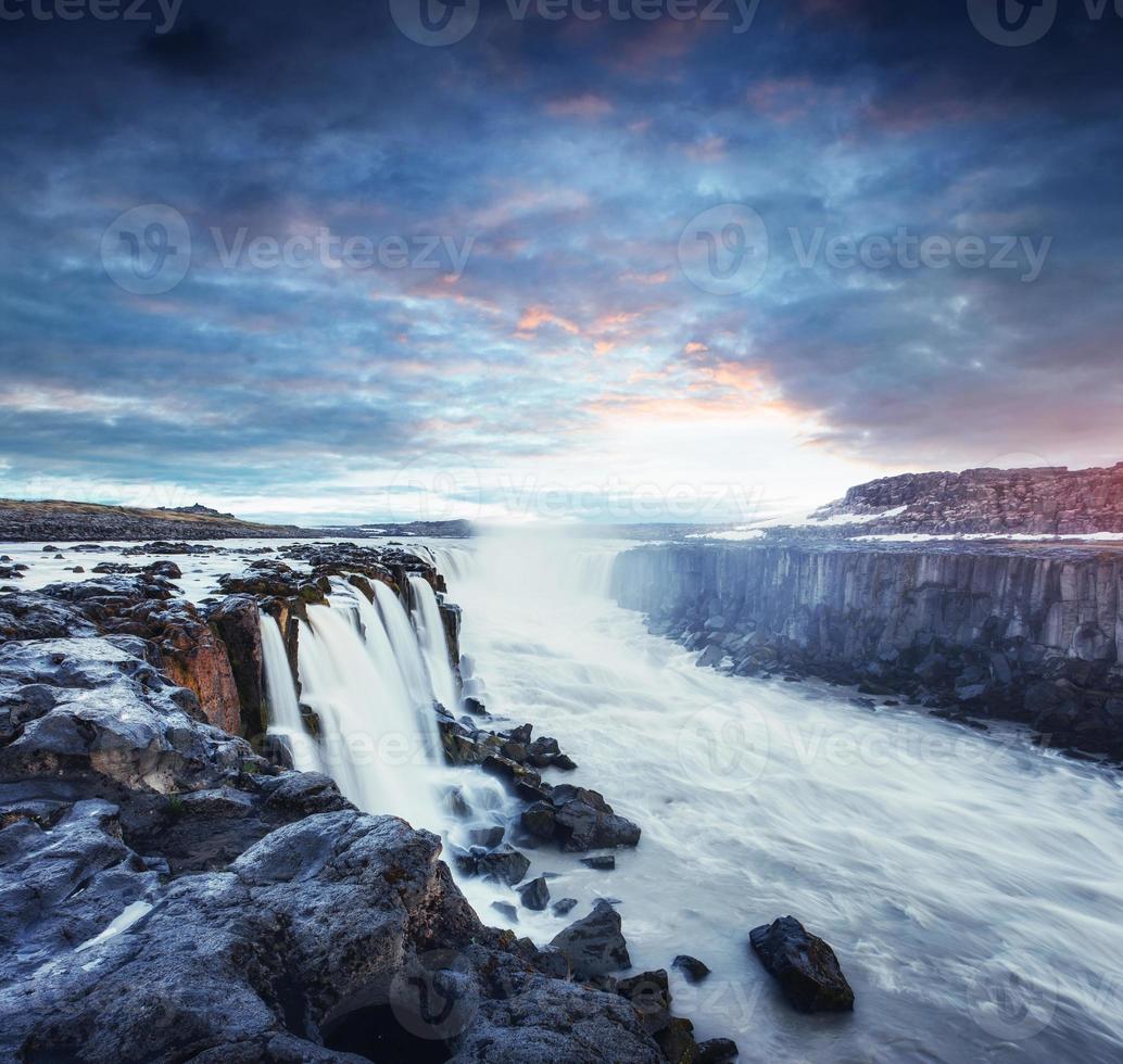 fantastische aussicht auf den selfoss-wasserfall im nationalpark vatnaj foto