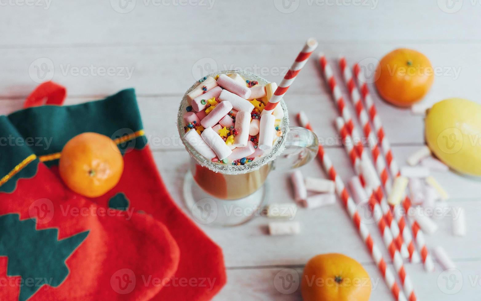 Weihnachtsstillleben - Tasse heiße Schokolade mit Marshmallows, c foto