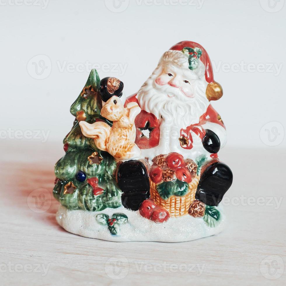 Weihnachtsmann mit Geschenk - Spielzeug - isoliert auf weißem Hintergrund foto