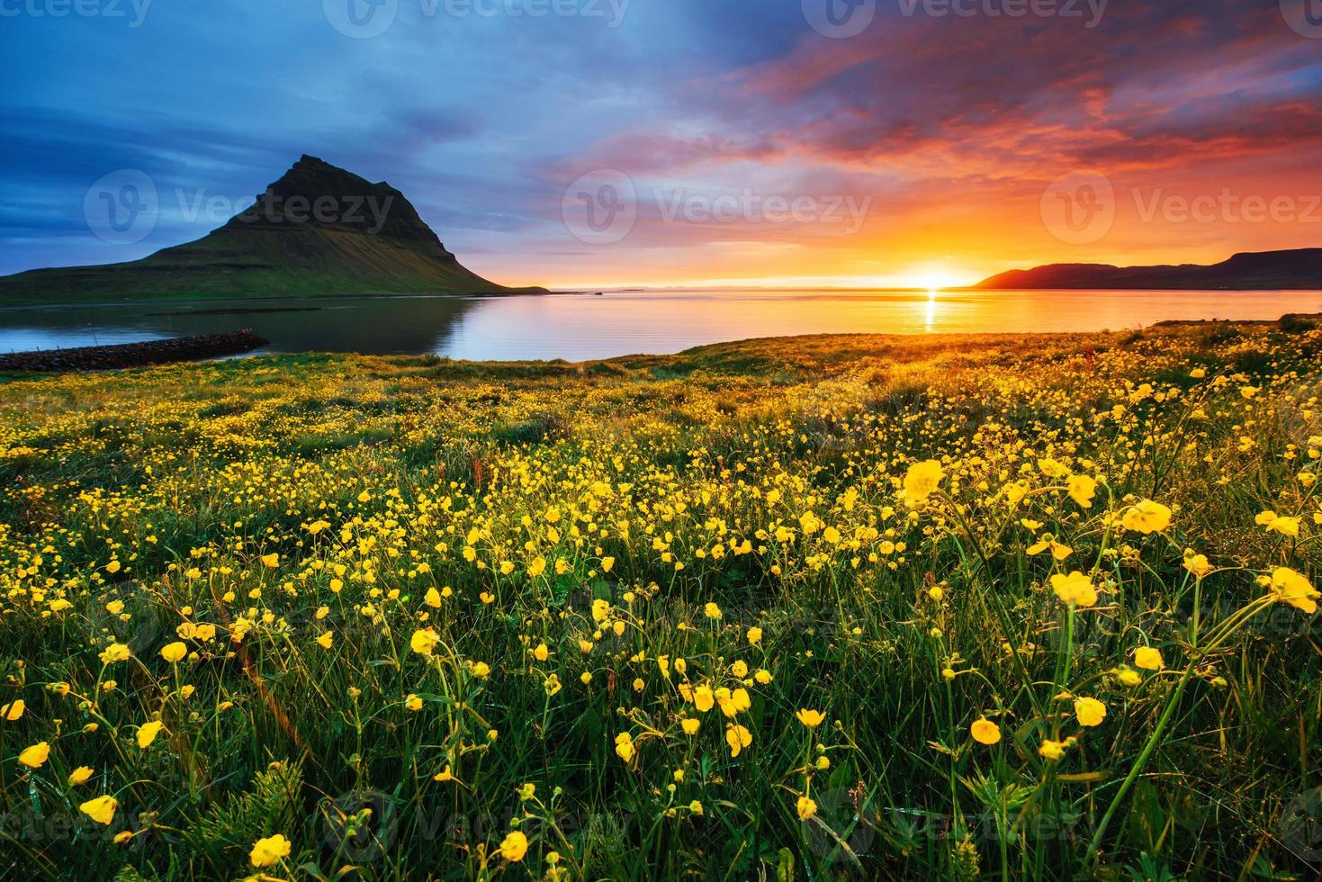 der malerische Sonnenuntergang über Landschaften und Wasserfällen. kirkjufel foto