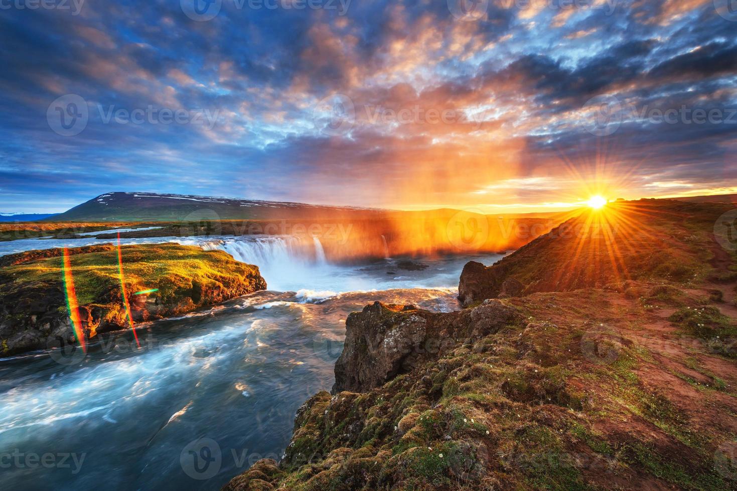 der malerische Sonnenuntergang über Landschaften und Wasserfällen. kirkjufel foto