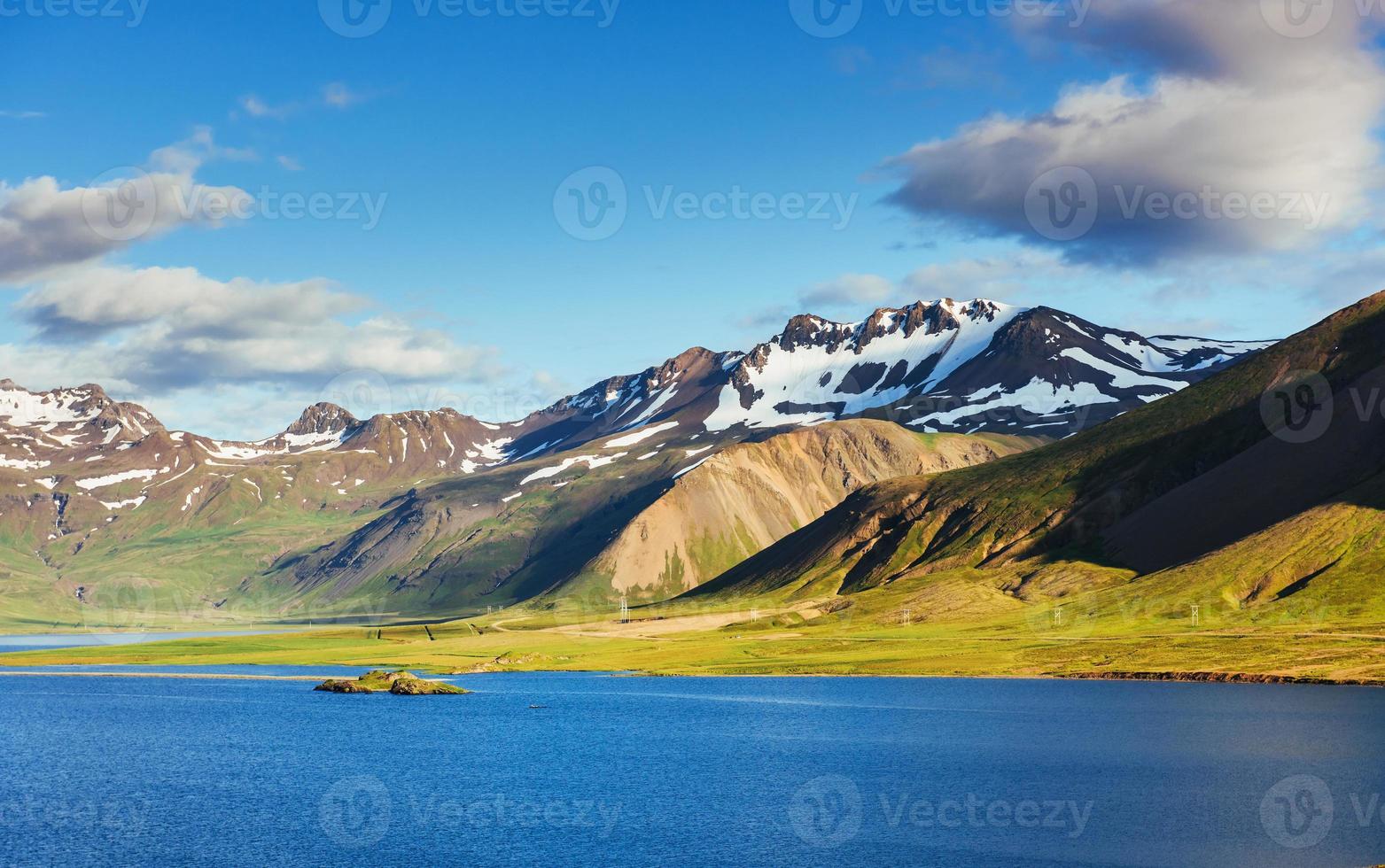 die malerischen landschaften der wälder und berge island foto