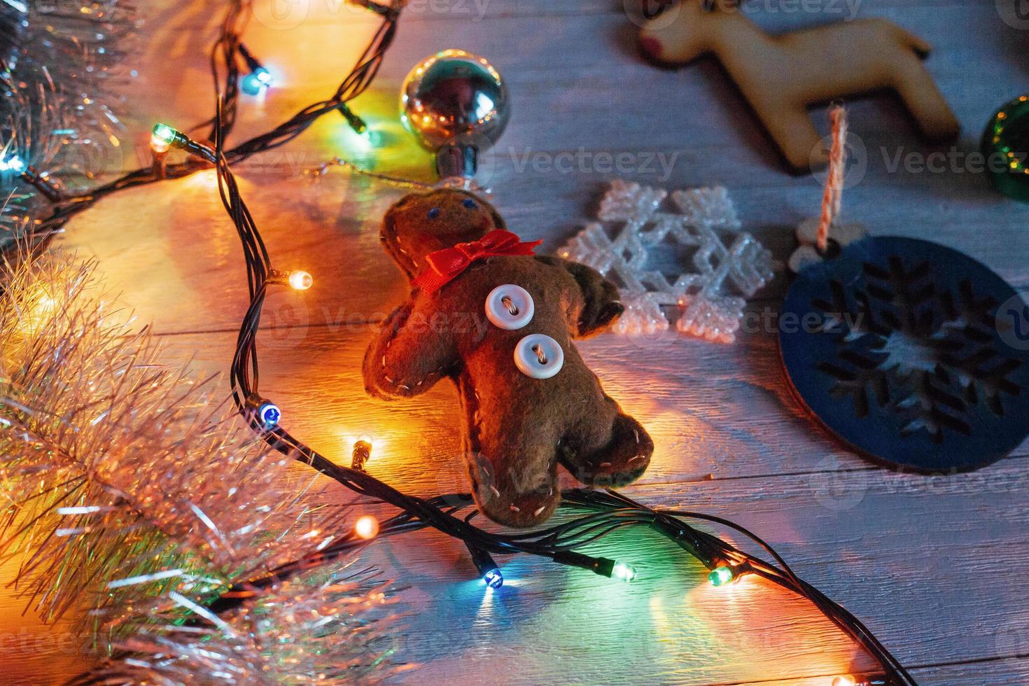 weihnachtsschmuck und girlandenlichter auf hölzernem weißem backgroun foto