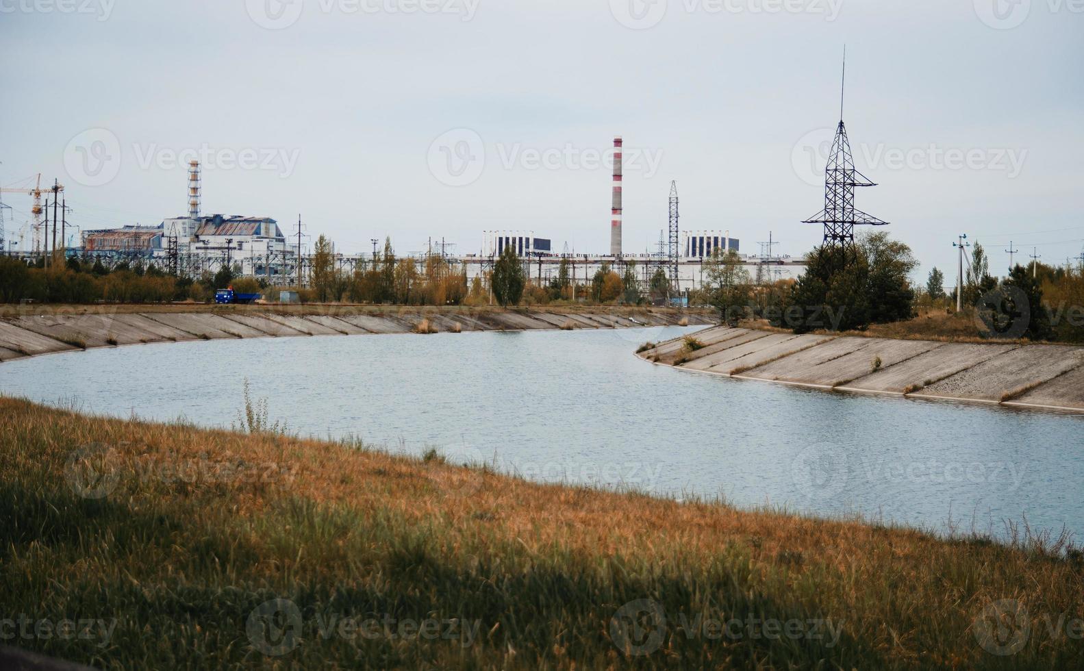 Tschernobyl-Entfremdungszone. ansicht des kernkraftwerks tschernobyl hintergrund fluss. foto