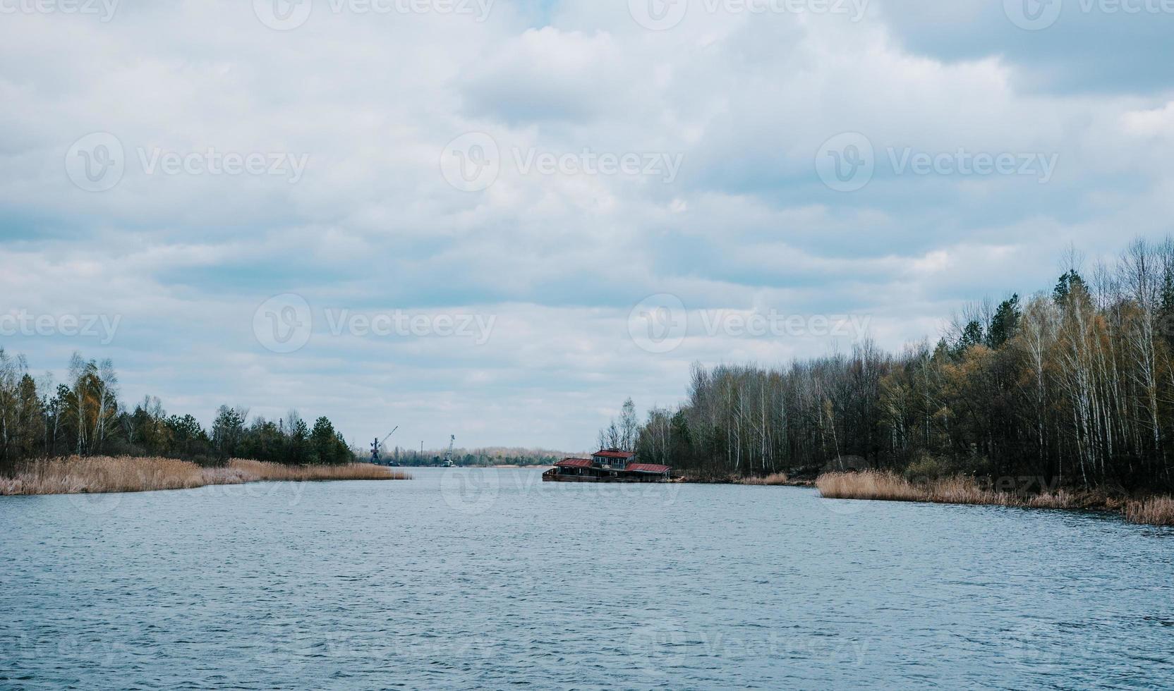 Verlassene Fähre am Fluss Pripjat in Tschernobyl, Ukraine. foto