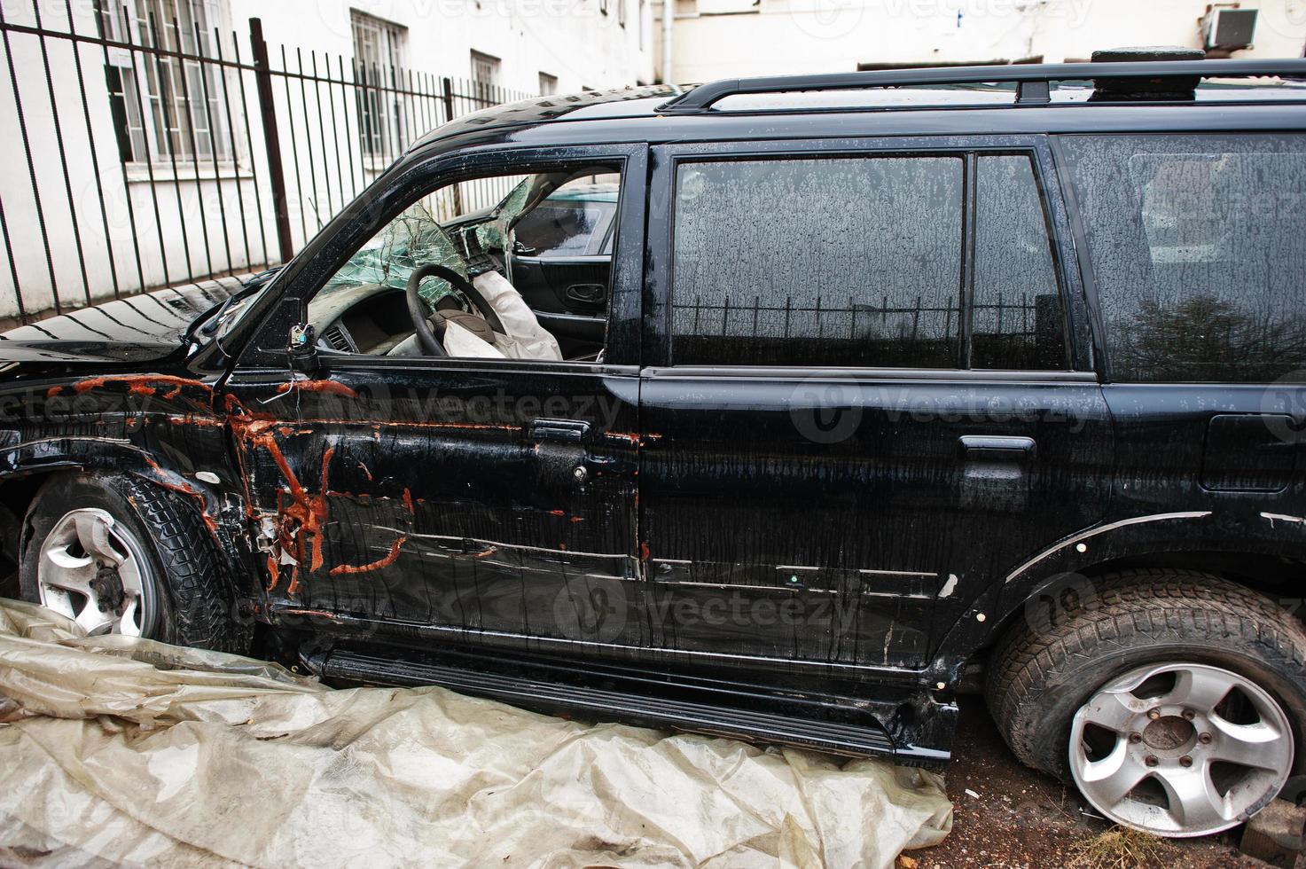 Auto nach Unfall. Seite eines Fahrzeugs nach einem Autounfall foto