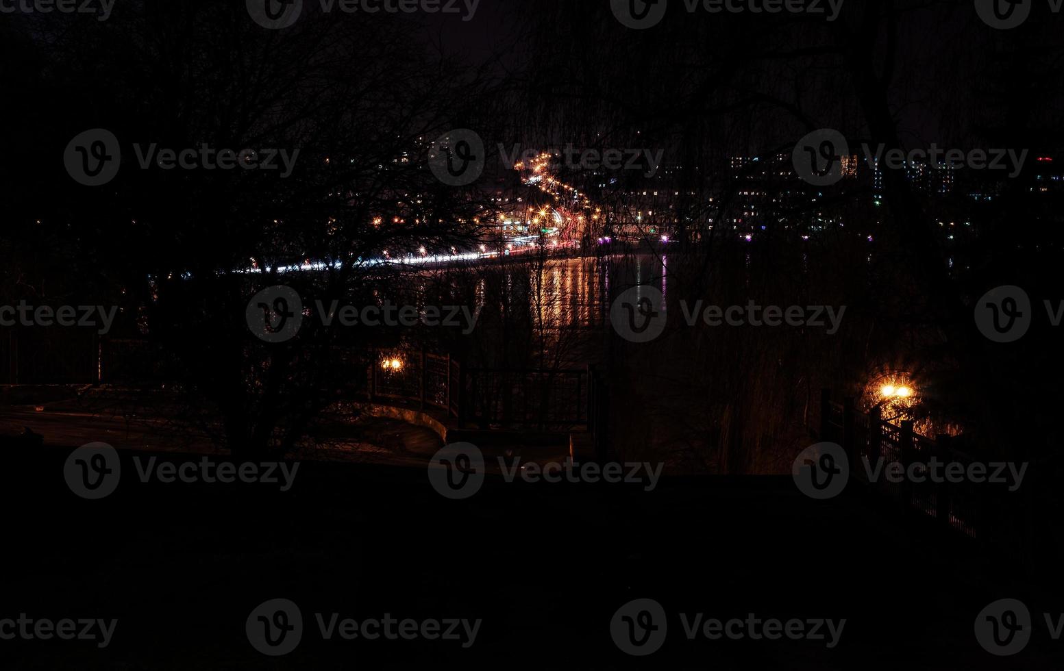 Panorama der nächtlichen Lichter der Stadt und Reflexionen auf dem See bei Ternopil, Ukraine, Europa. foto