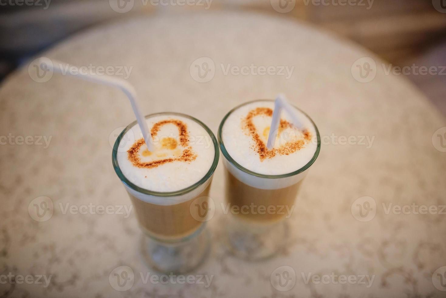 zwei Tassen Cappuccino-Kaffee mit Herzform. foto