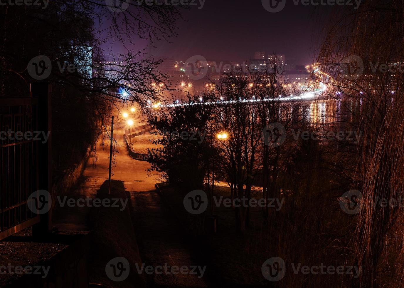 Panorama der nächtlichen Lichter der Stadt und Reflexionen auf dem See bei Ternopil, Ukraine, Europa. foto