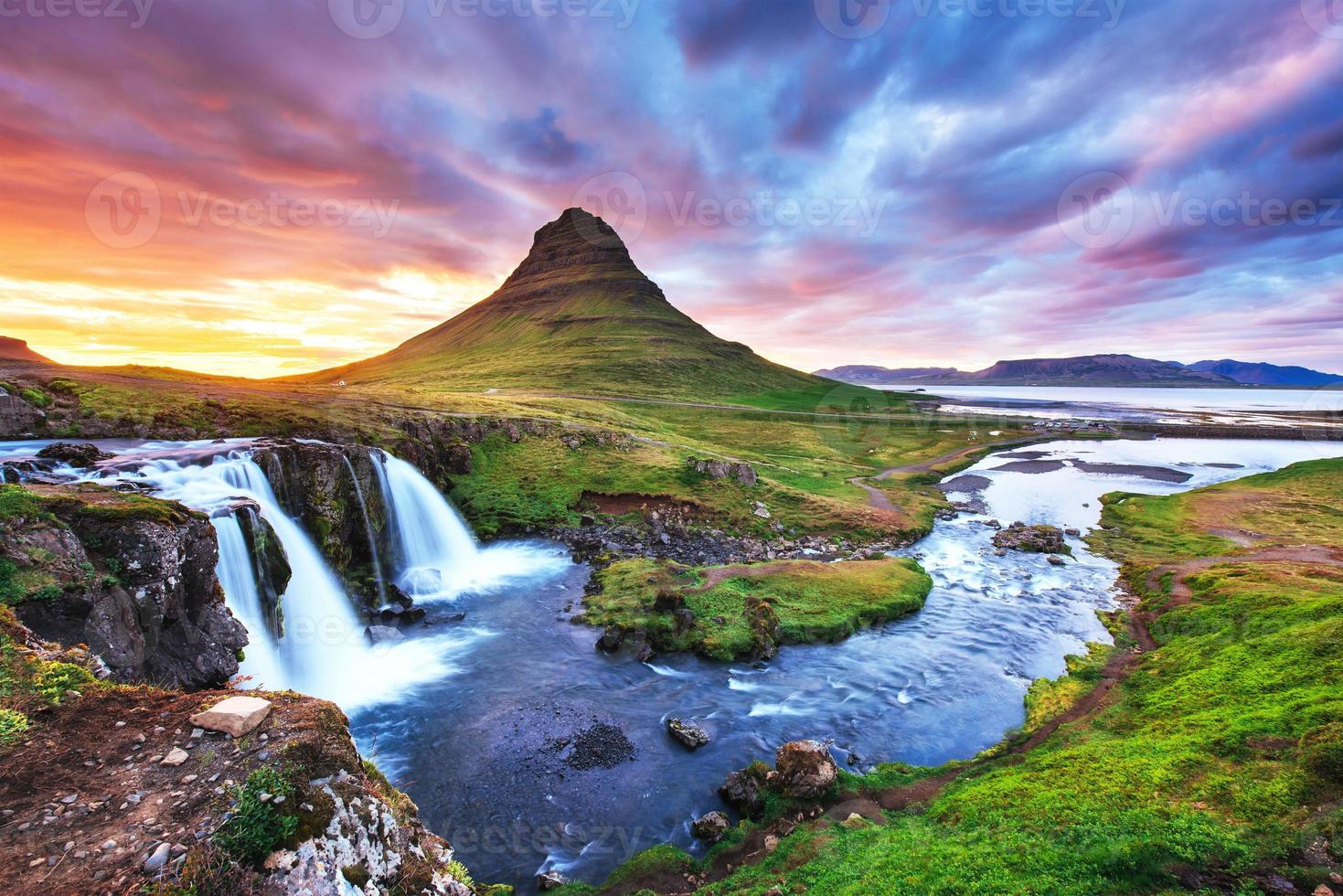 der malerische Sonnenuntergang über Landschaften und Wasserfällen. kirkjufel foto