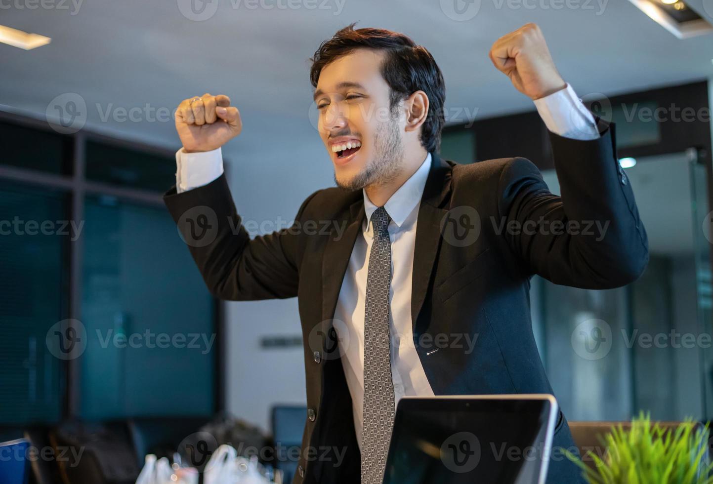 Erfolg und Erfolgskonzept für asiatische Geschäftsleute - glückliches Team mit erhobenen Händen, das den Durchbruch und die Errungenschaften feiert foto