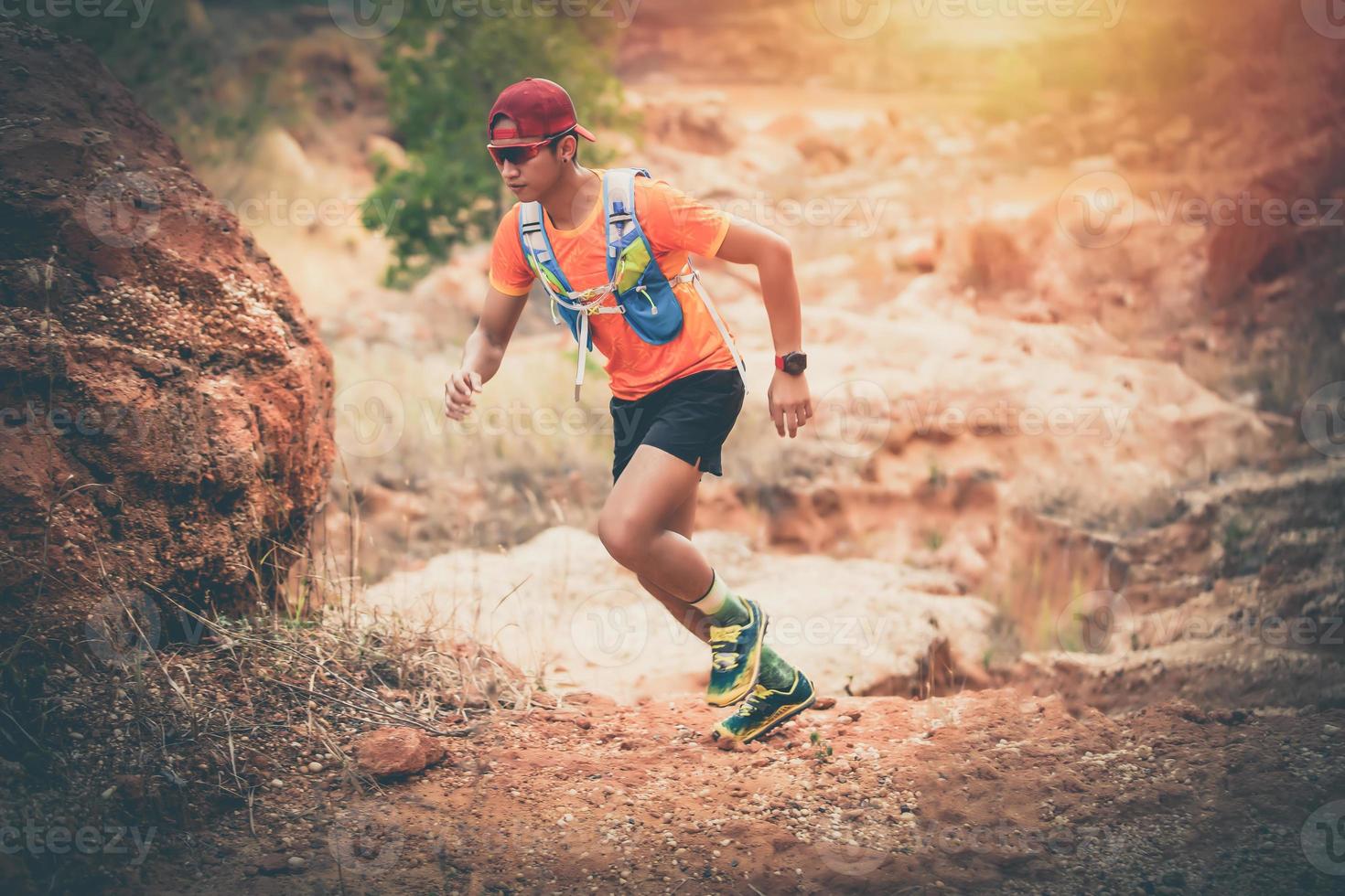 ein mann läufer von trail und athletenfüßen, die sportschuhe für das trailrunning in den bergen tragen foto