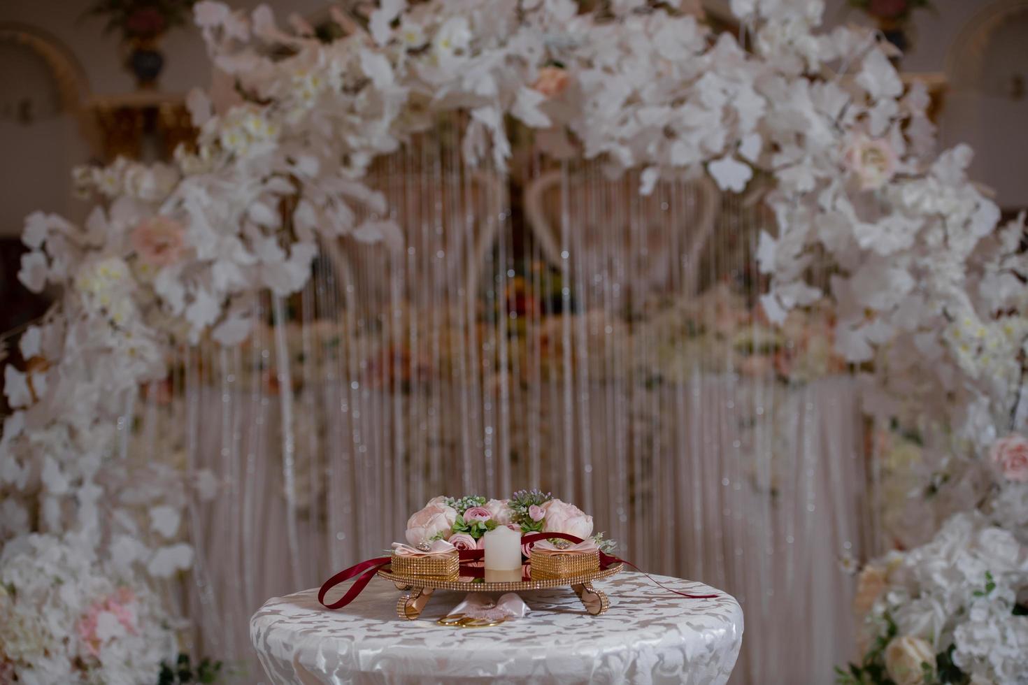 Hochzeitsständer für Ringe. Hochzeitsbogen romantische Dekoration mit Blumen. foto