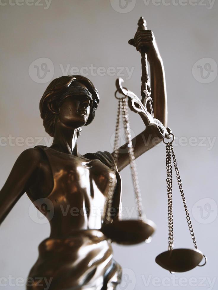 Lady Justice oder Justitia Figur - Symbol für Recht und Gerichtsbarkeit foto