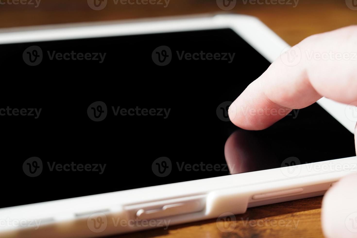 Finger-Touchscreen von Tablet-PC oder Computer foto