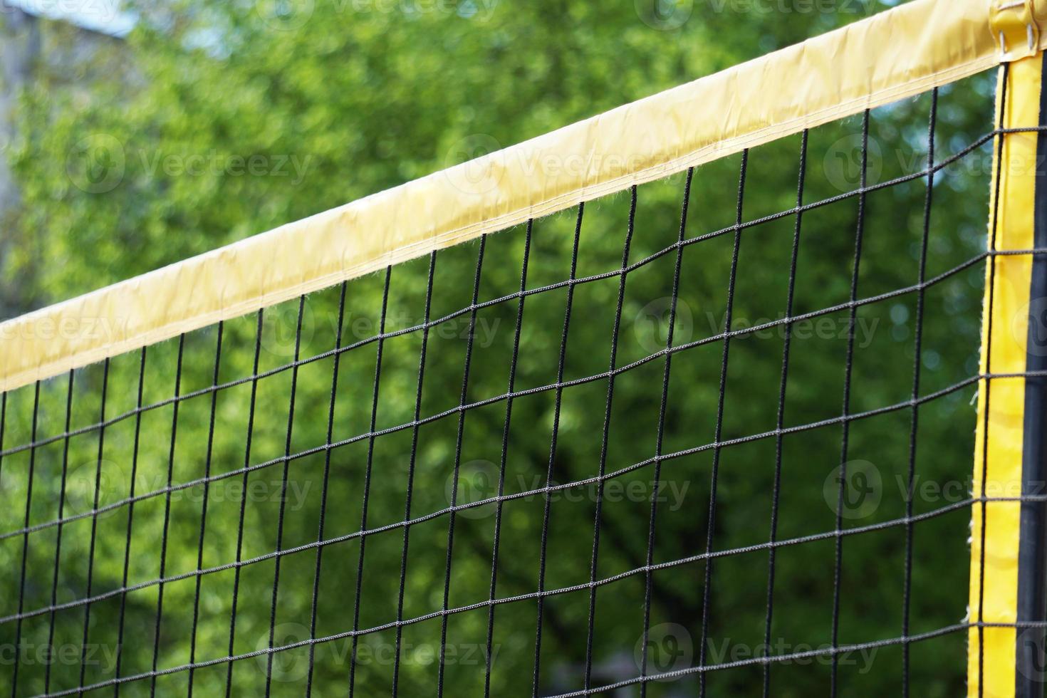 Beachvolleyballnetz gegen Bäume foto