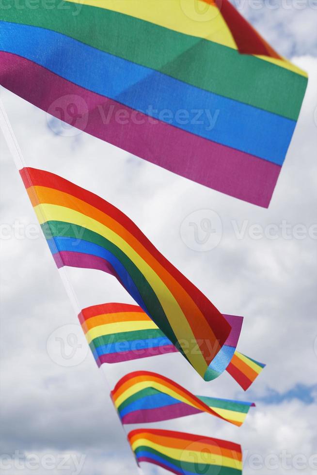 Regenbogenfahnen bei Gay-Pride-Event foto