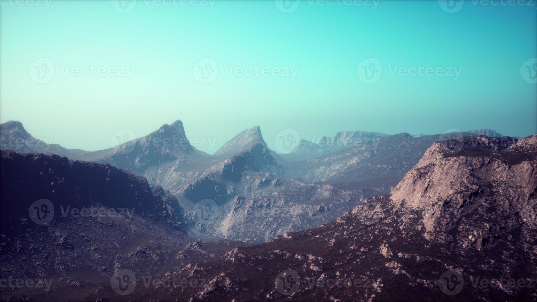 Felsen und Berge im tiefen Nebel foto