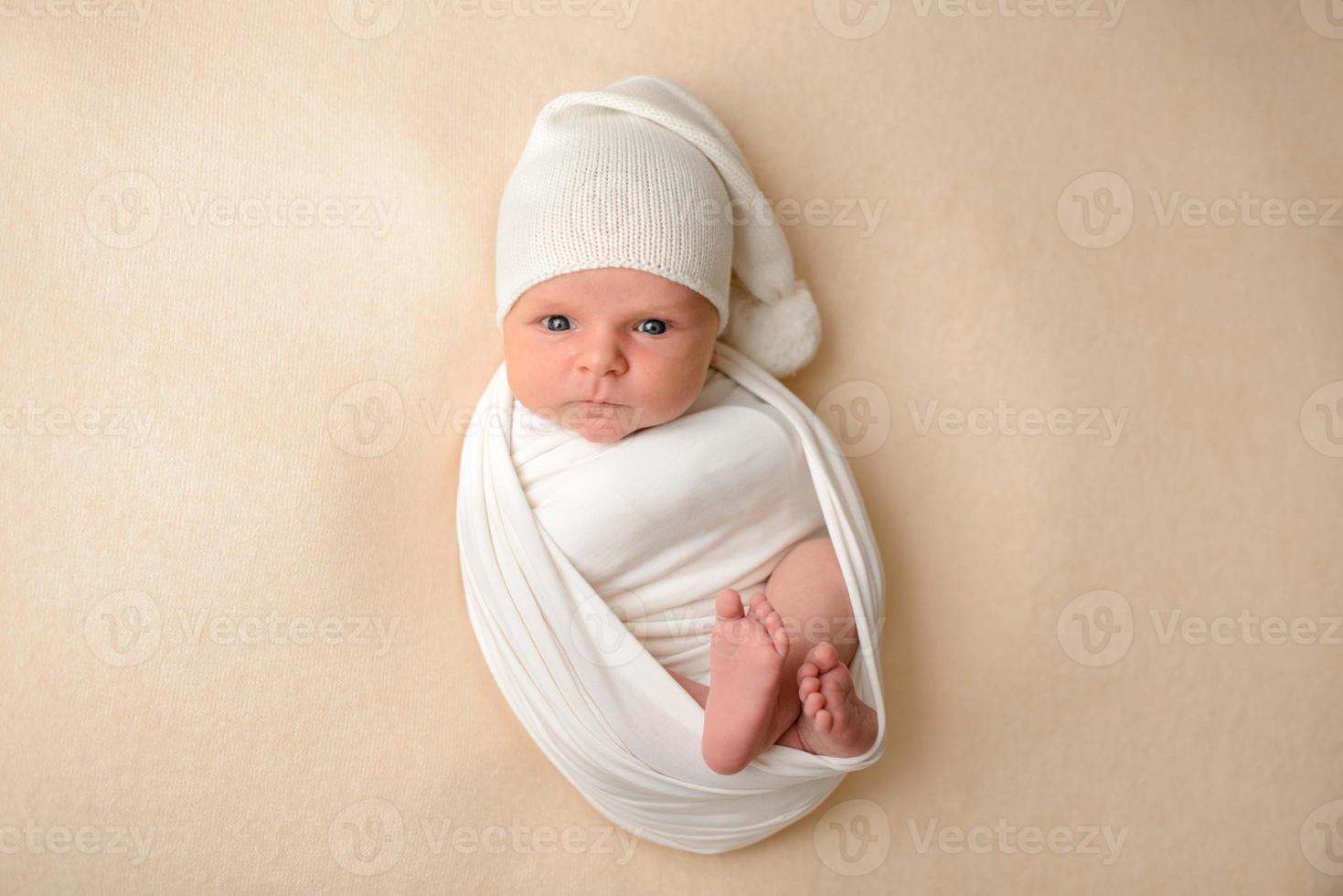 Porträt eines süßen, entzückenden, lächelnden, weißen, kaukasischen Jungen foto