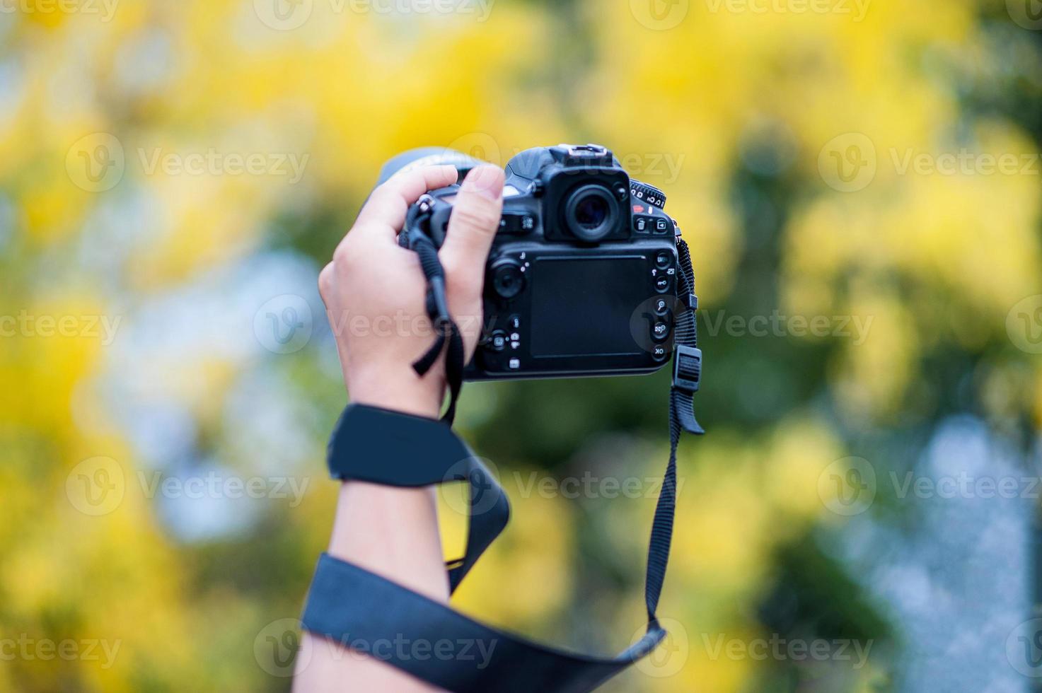 Hand und Kamera und Reisen foto