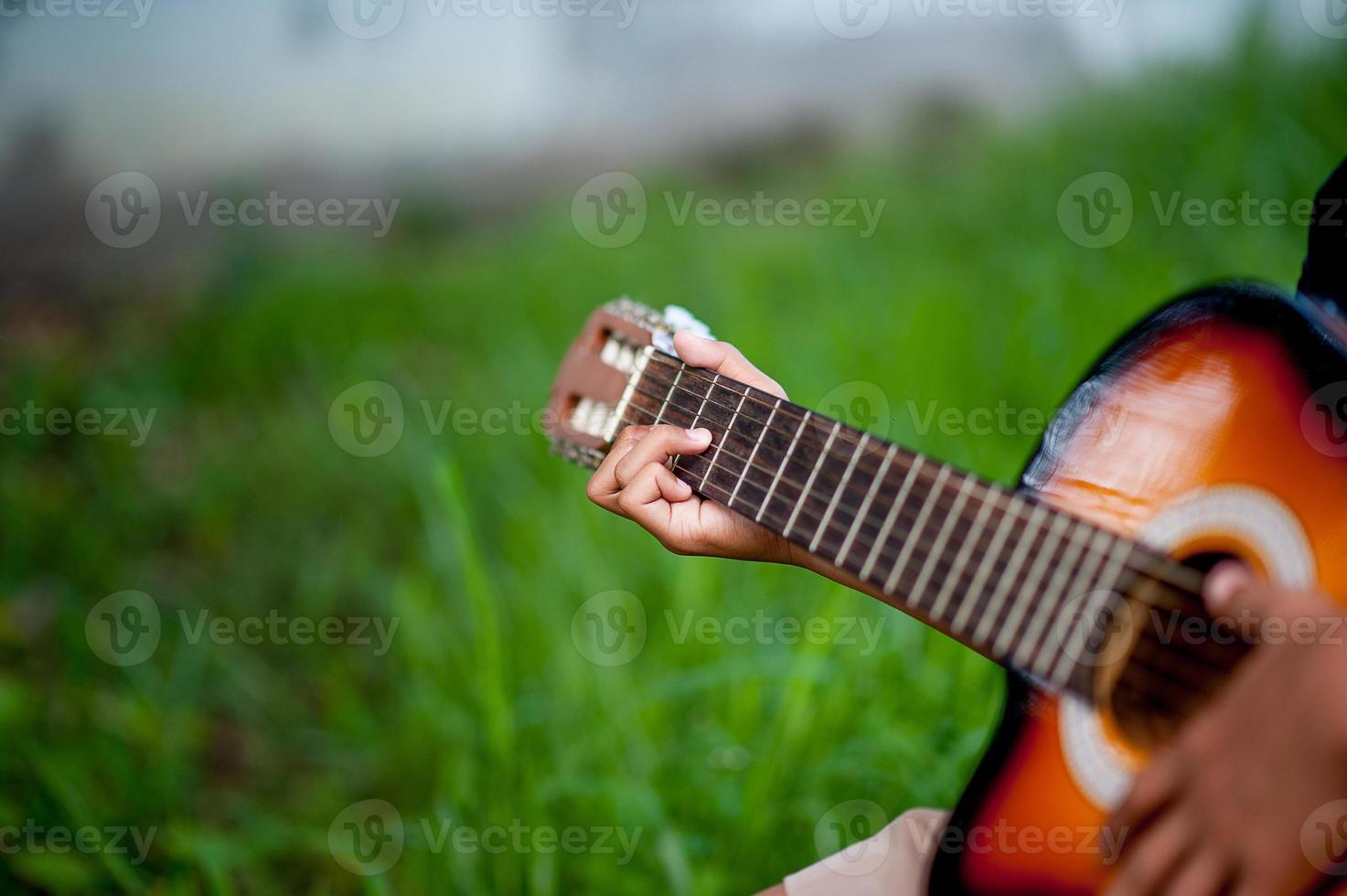 gitarre und natur gute atmosphäre foto