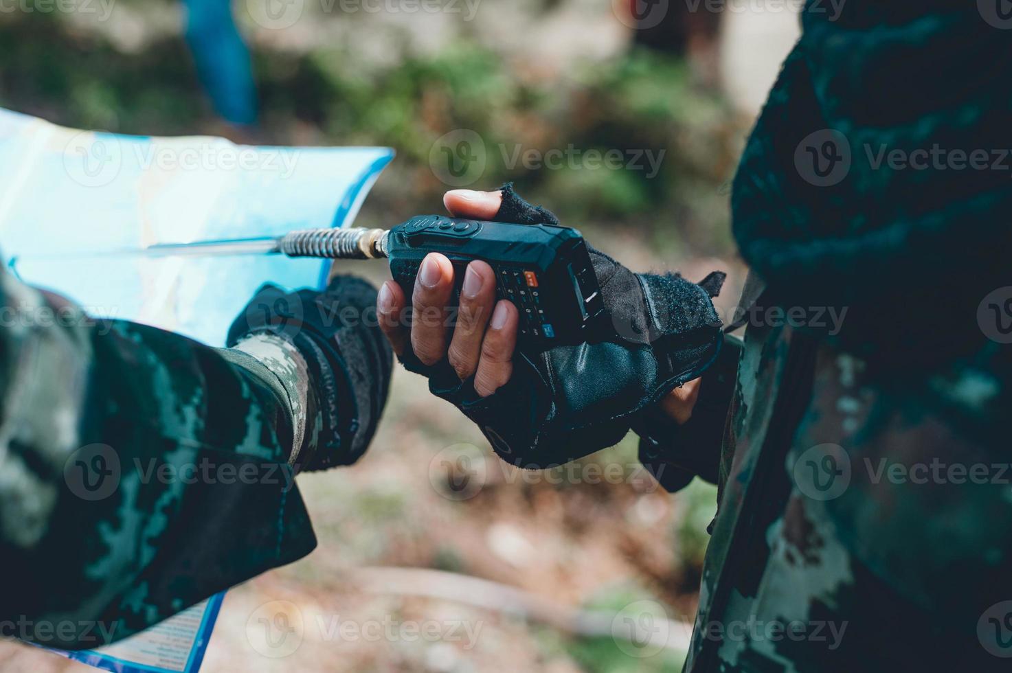 Soldaten benutzen das Funkgerät. und verwenden Sie die Karte für die Kommunikation zwischen militärischen Operationen im Grenzwald. Wächter foto