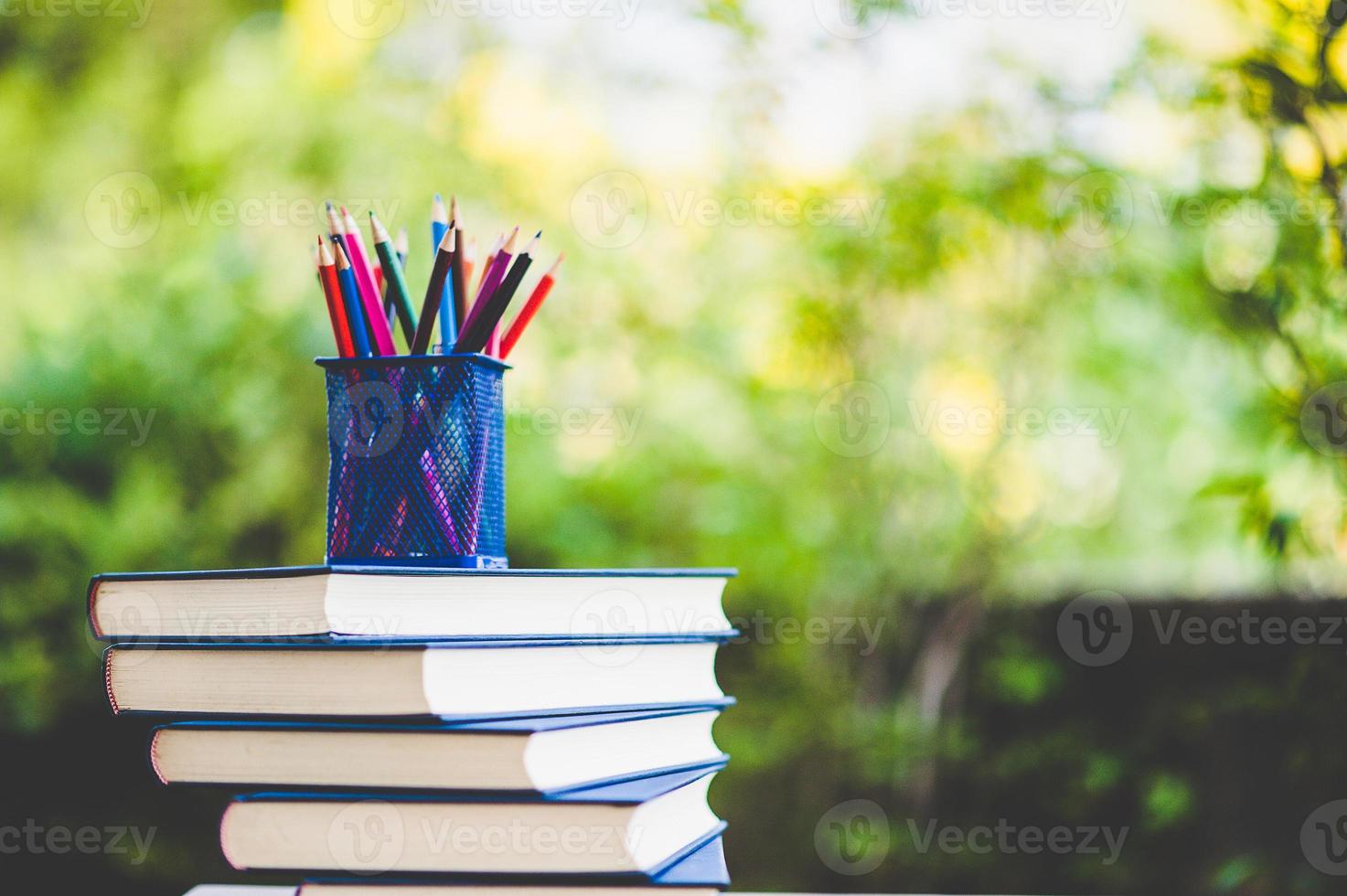 Studium von Büchern und Lernmaterialien. foto