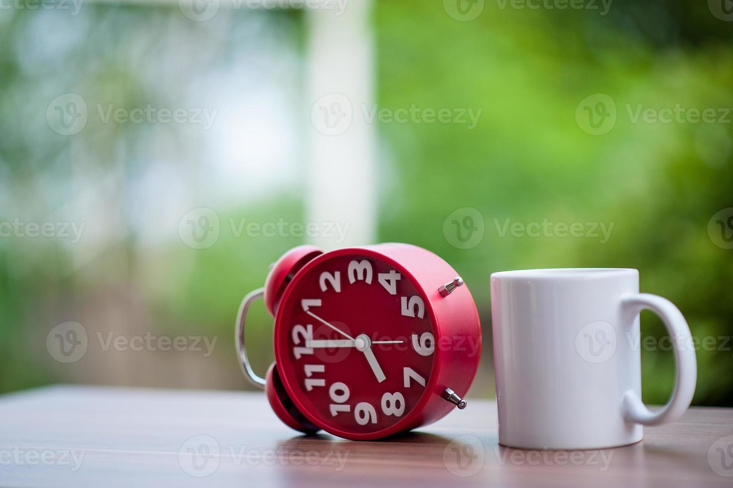 rote Uhr auf dem Tisch. foto